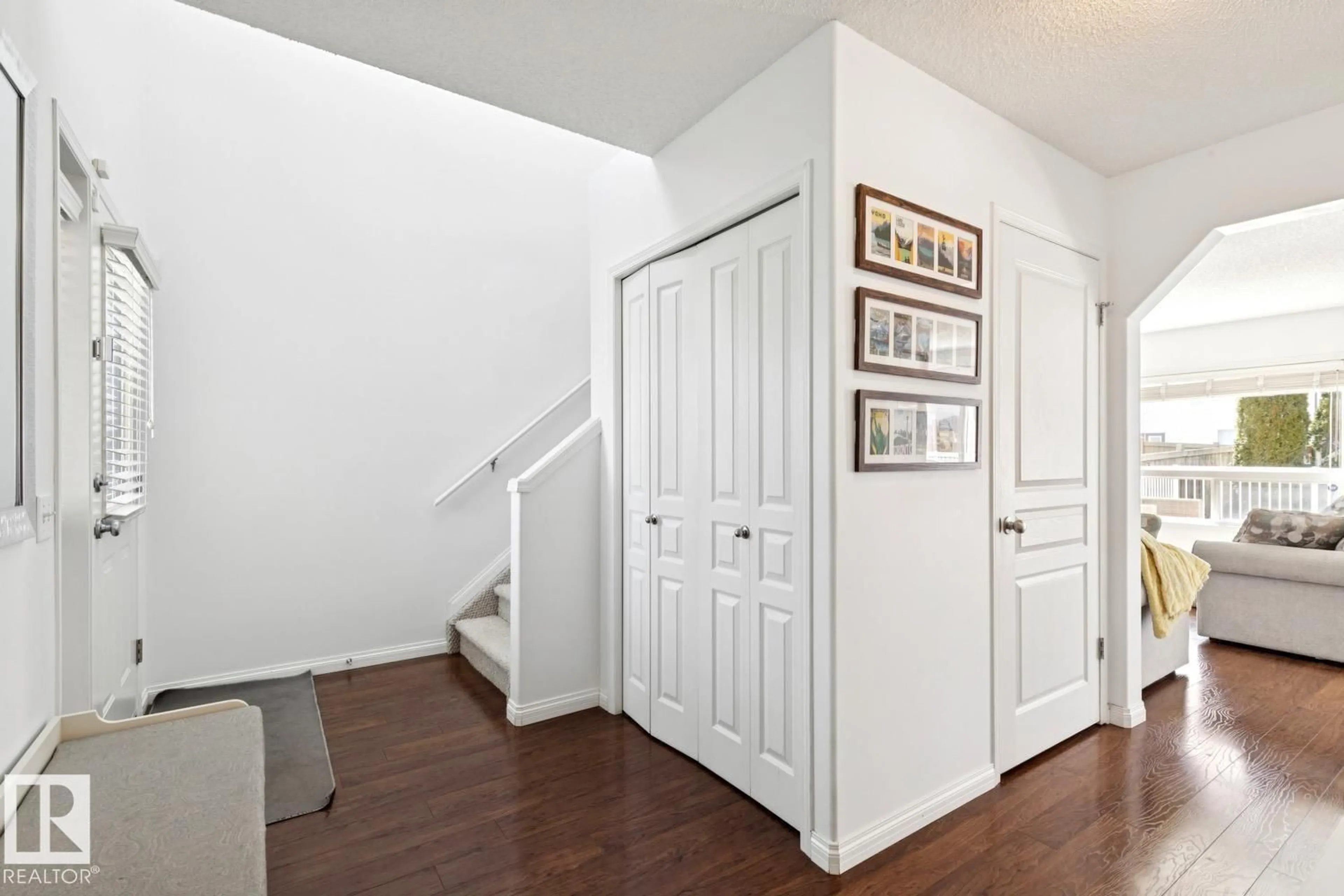 Indoor entryway for 3219 30 AV, Edmonton Alberta T6T1T4