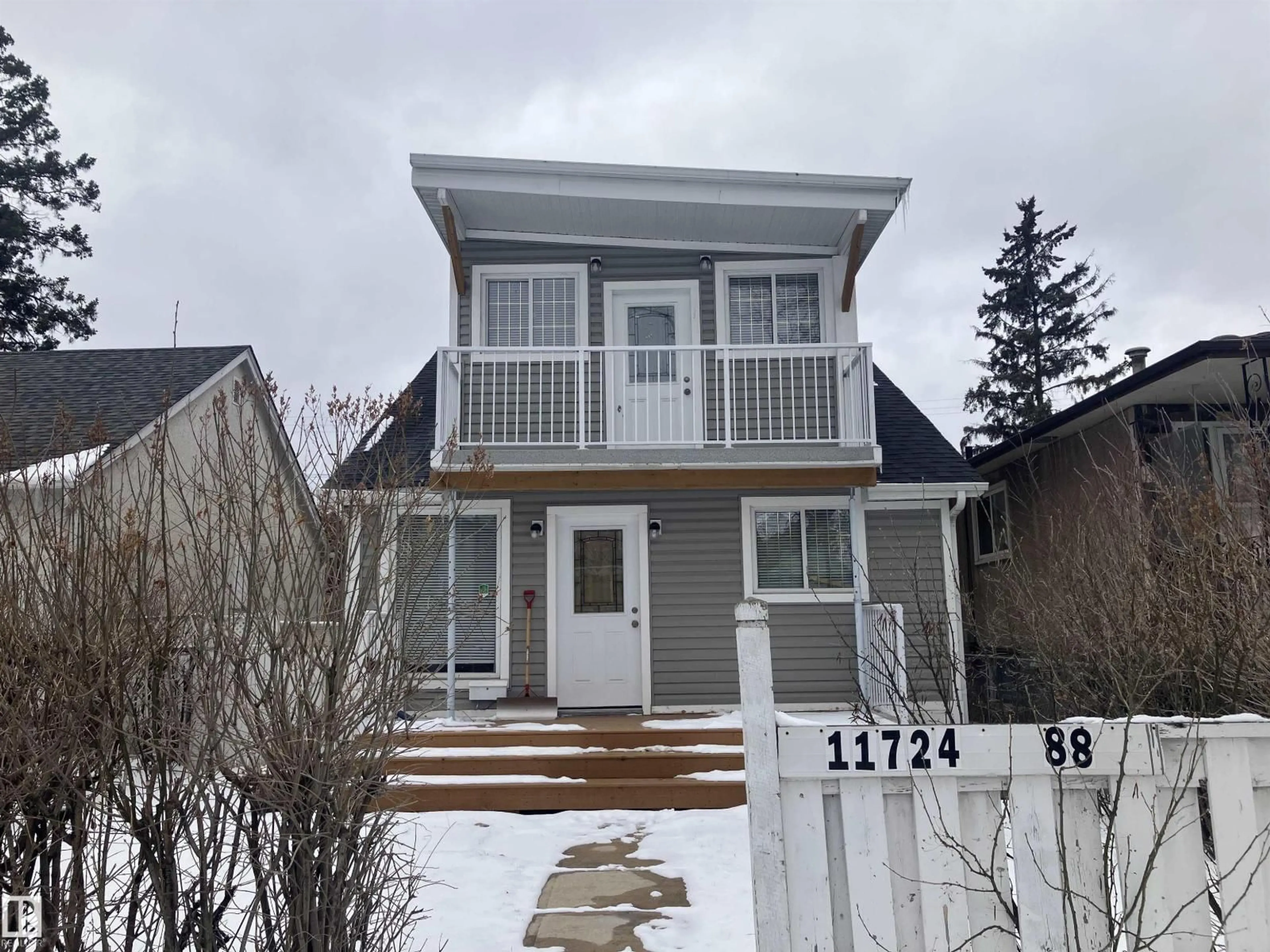 Home with vinyl exterior material, street for 11724 88 STREET, Edmonton Alberta T5B3R7