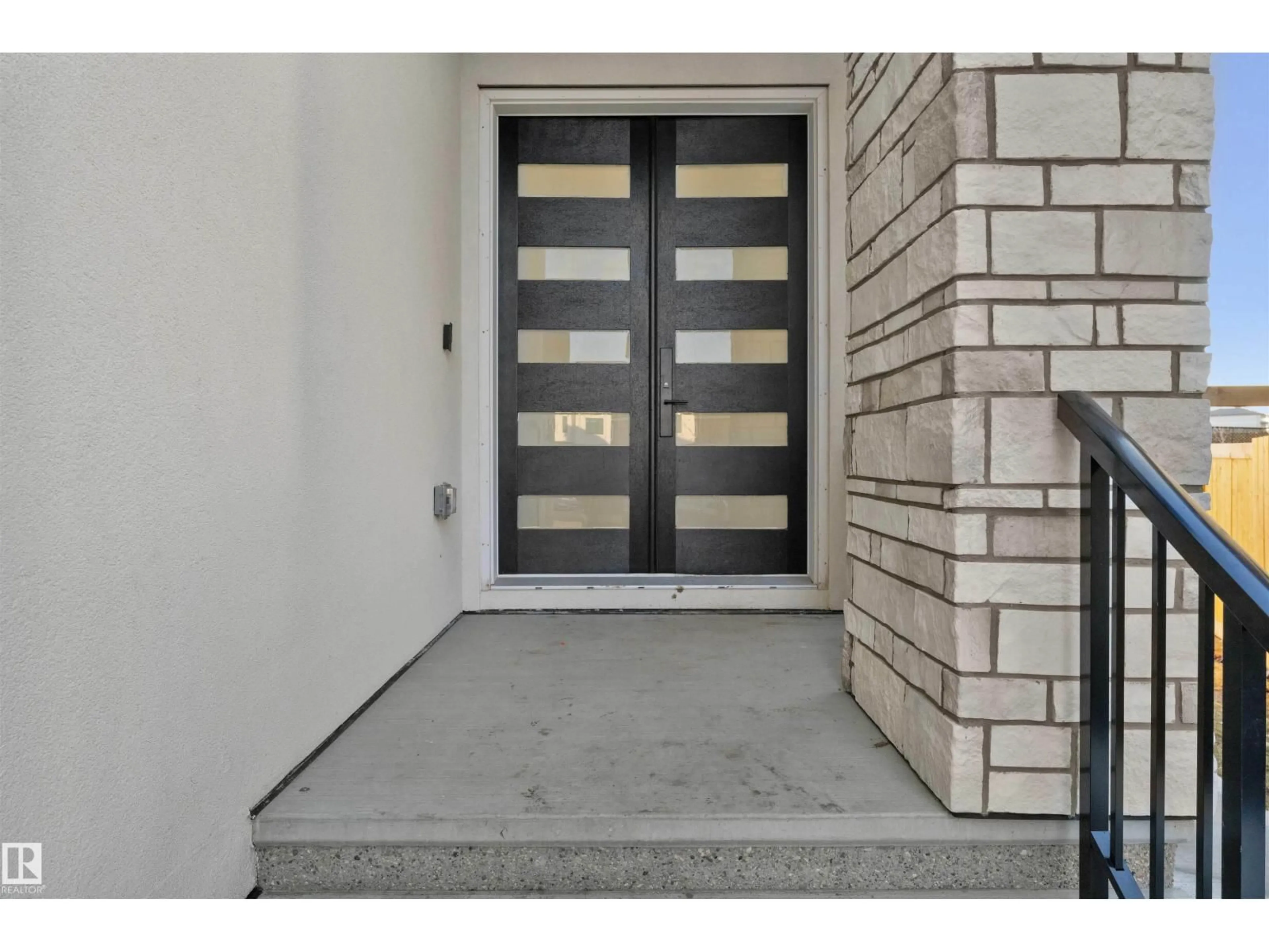 Indoor entryway for 1704 19 ST, Edmonton Alberta T6T2N1