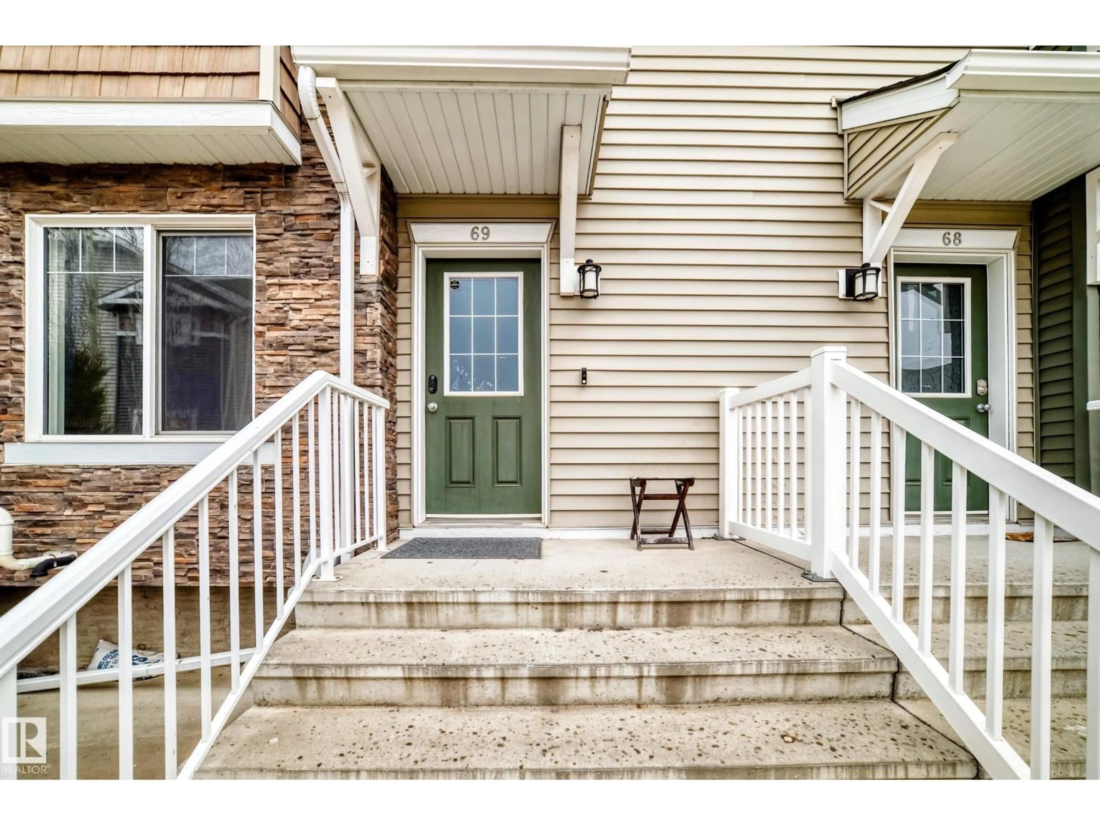 Indoor entryway for 69 3625 144 AV NW, Edmonton Alberta T5Y0T3