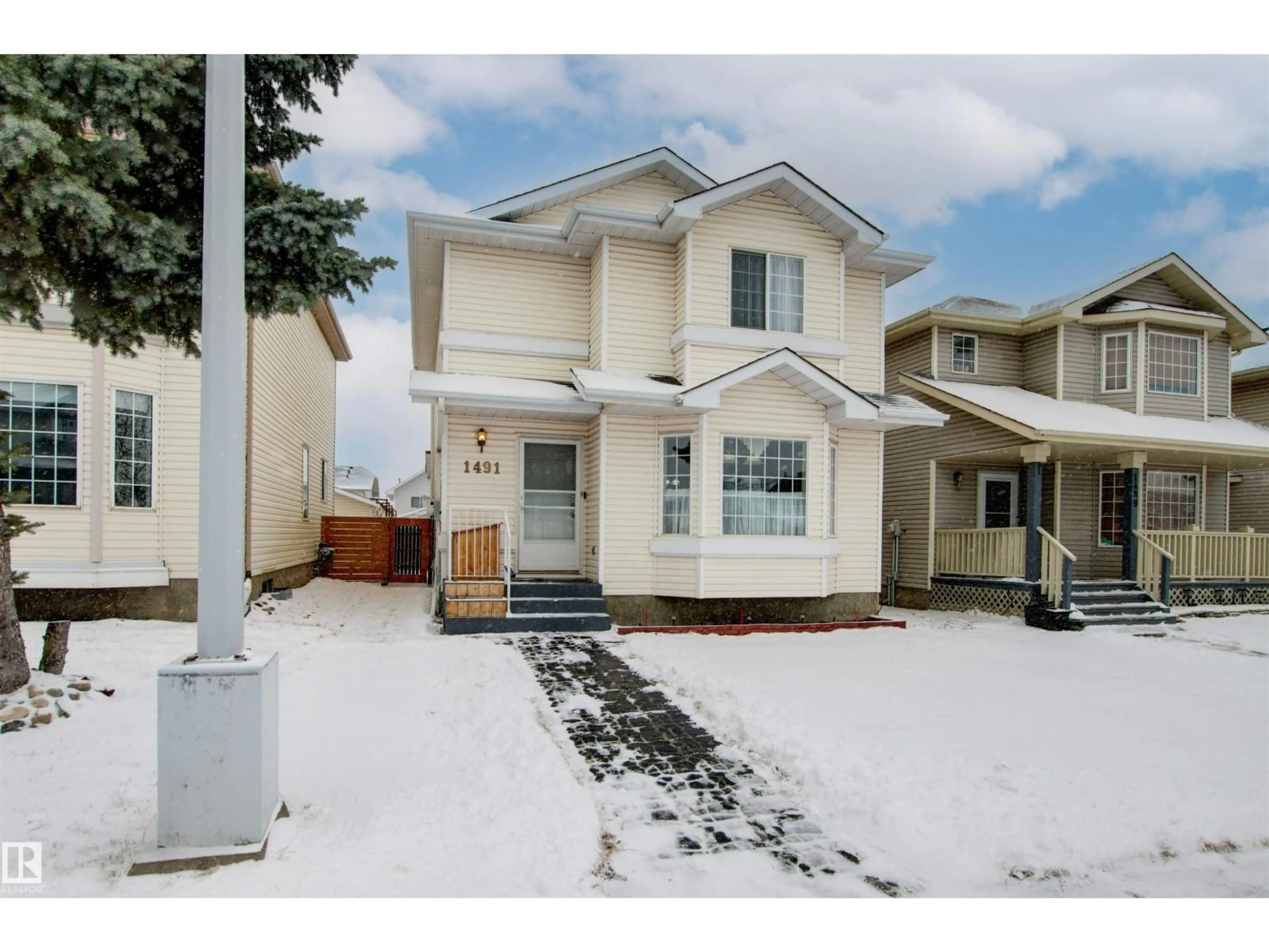 Home with vinyl exterior material, street for 1491 JEFFERYS CR, Edmonton Alberta T6L6T1