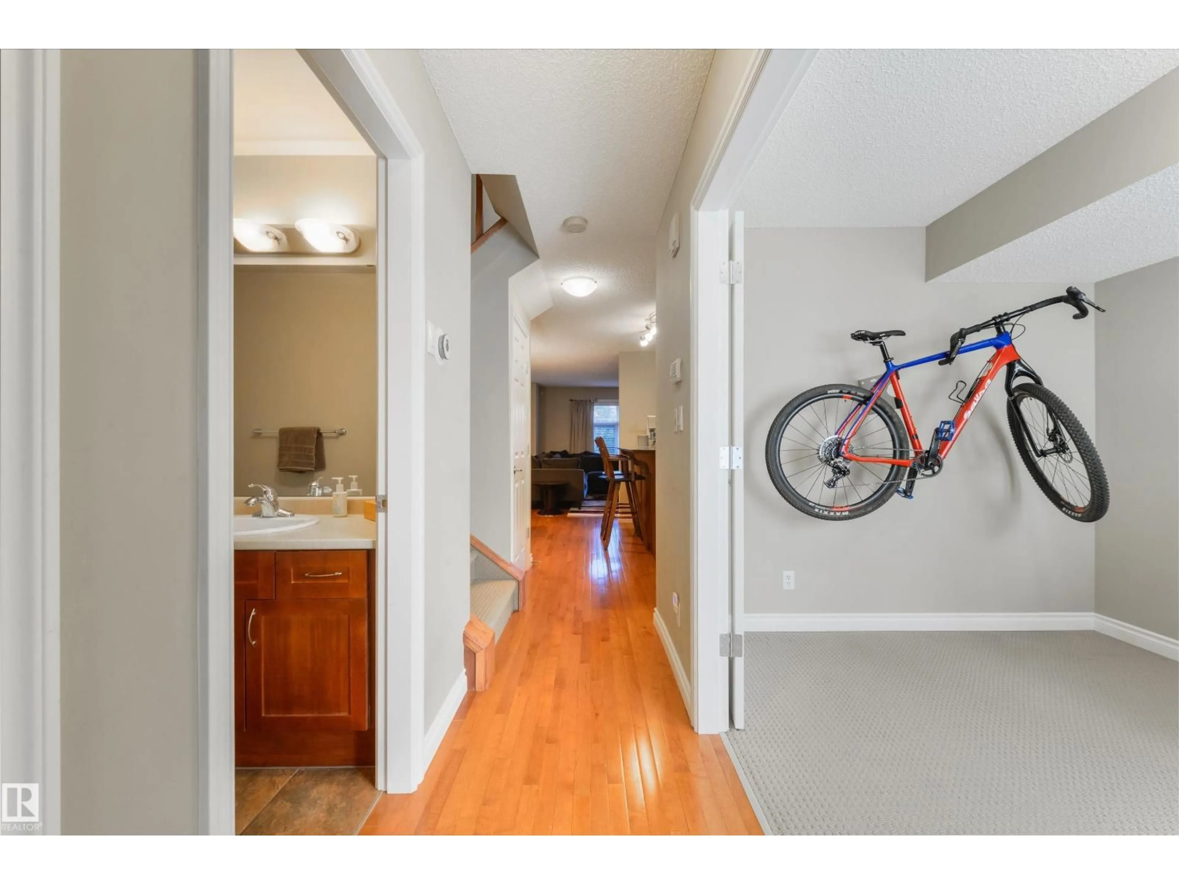 Indoor entryway for 9026 - 3 JASPER AVE, Edmonton Alberta T5H3S8