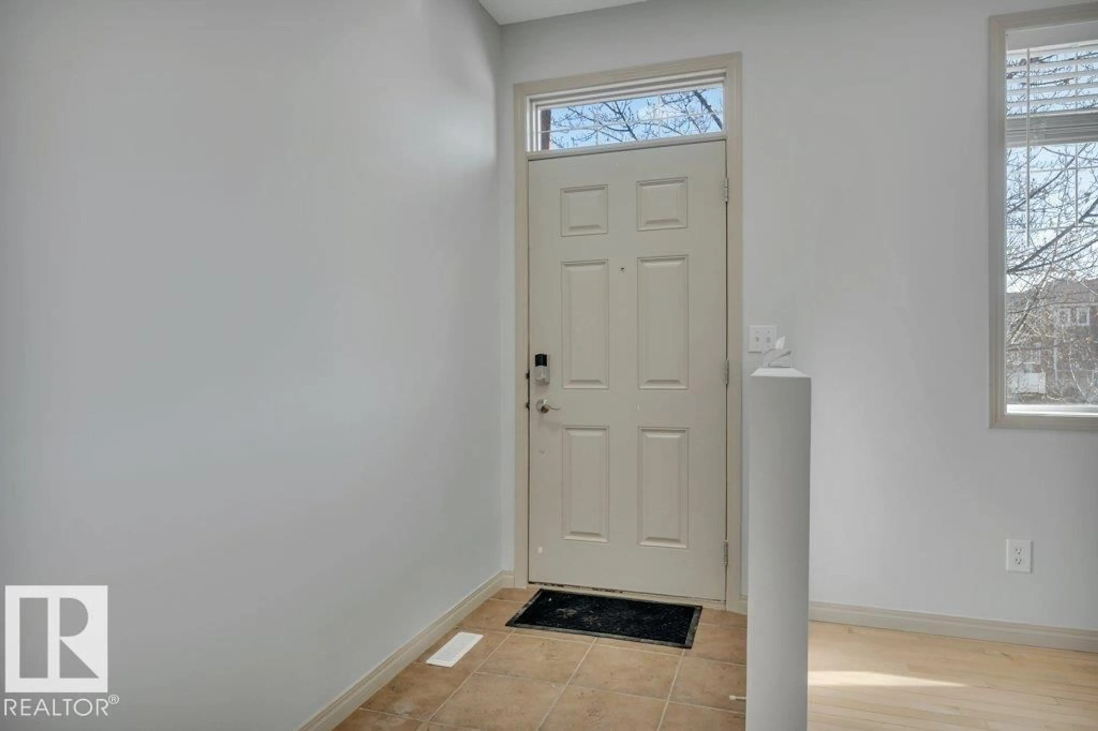 Indoor entryway for #41 - 1650 TOWNE CENTER BV, Edmonton Alberta T6R0C5