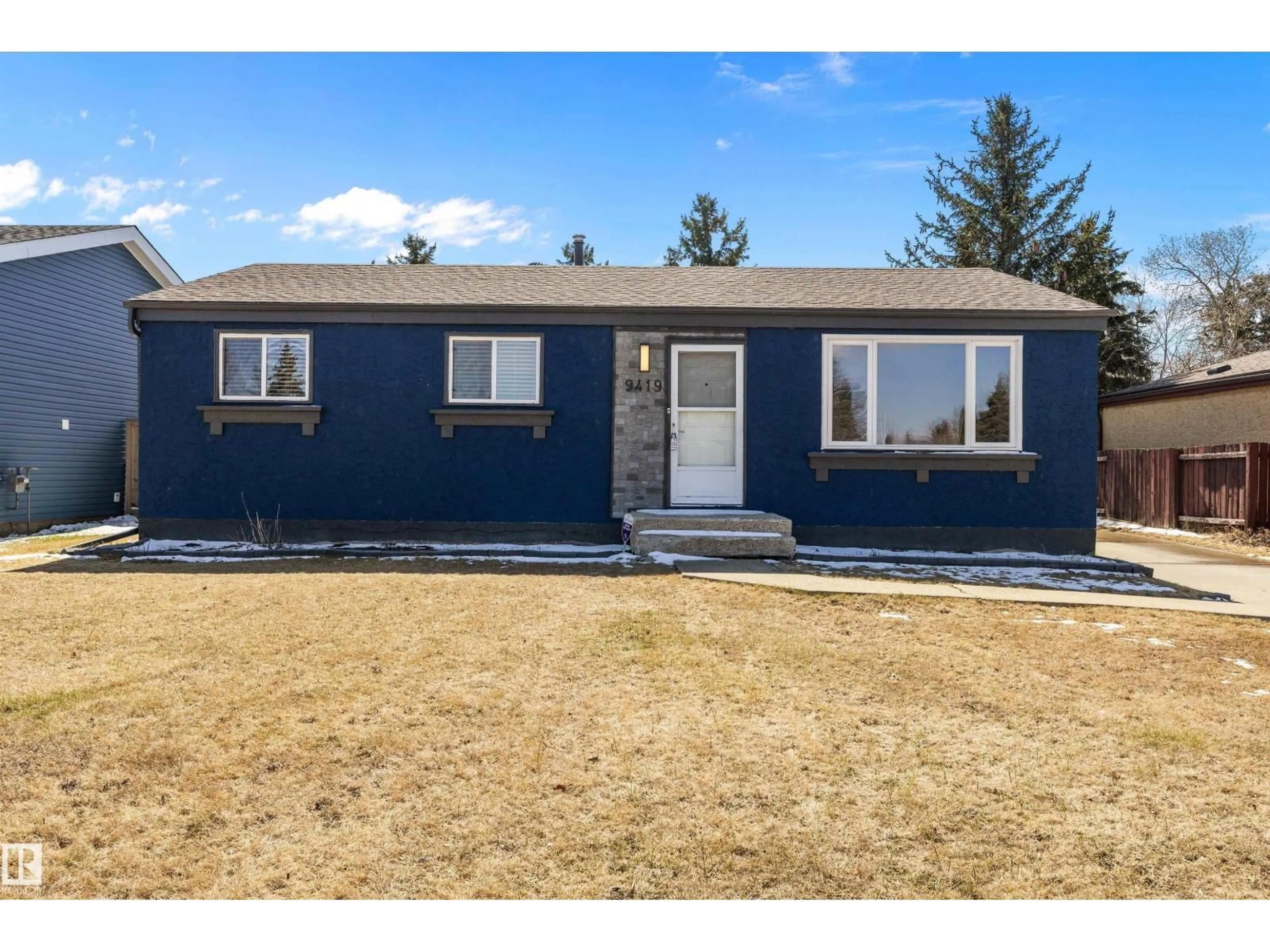 Home with vinyl exterior material, street for 9419 98 AV, Morinville Alberta T8R1J5