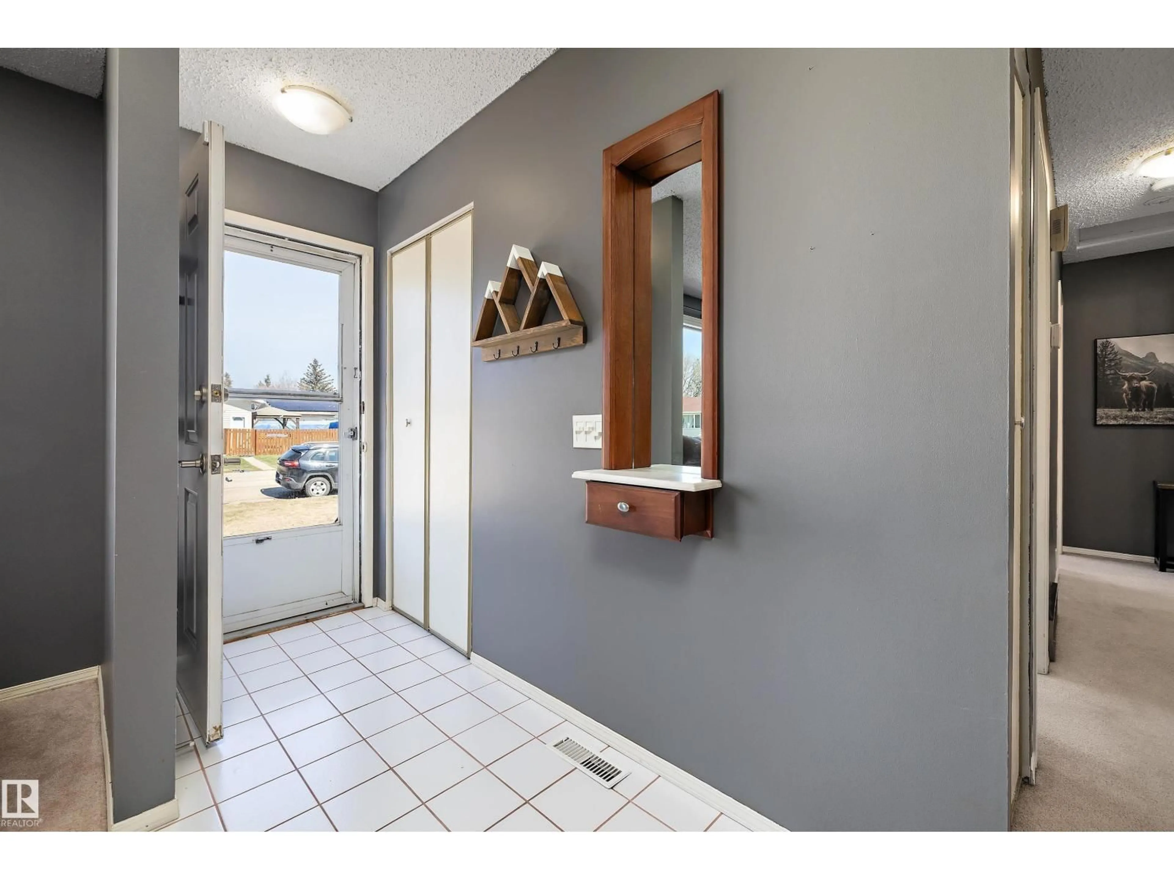 Indoor entryway for 9419 98 AV, Morinville Alberta T8R1J5