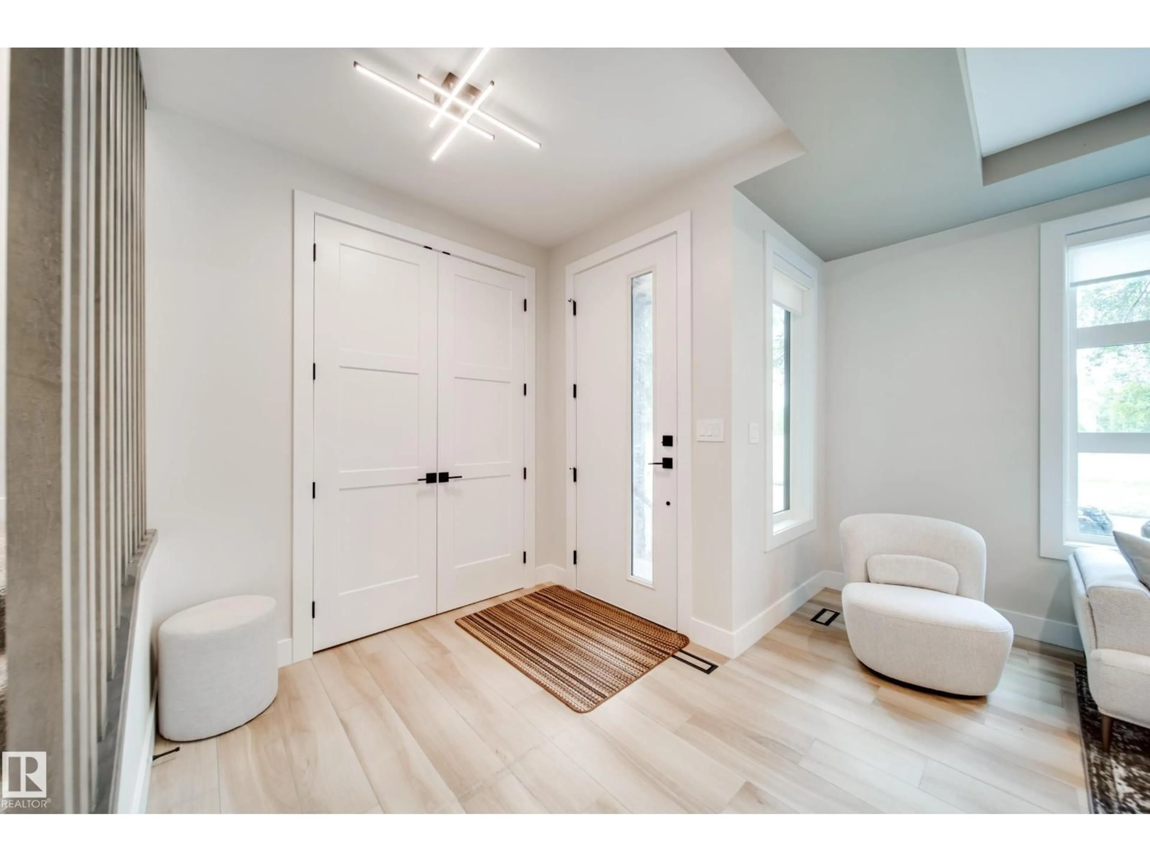 Indoor entryway for 9625 101 ST, Edmonton Alberta T5K0W7