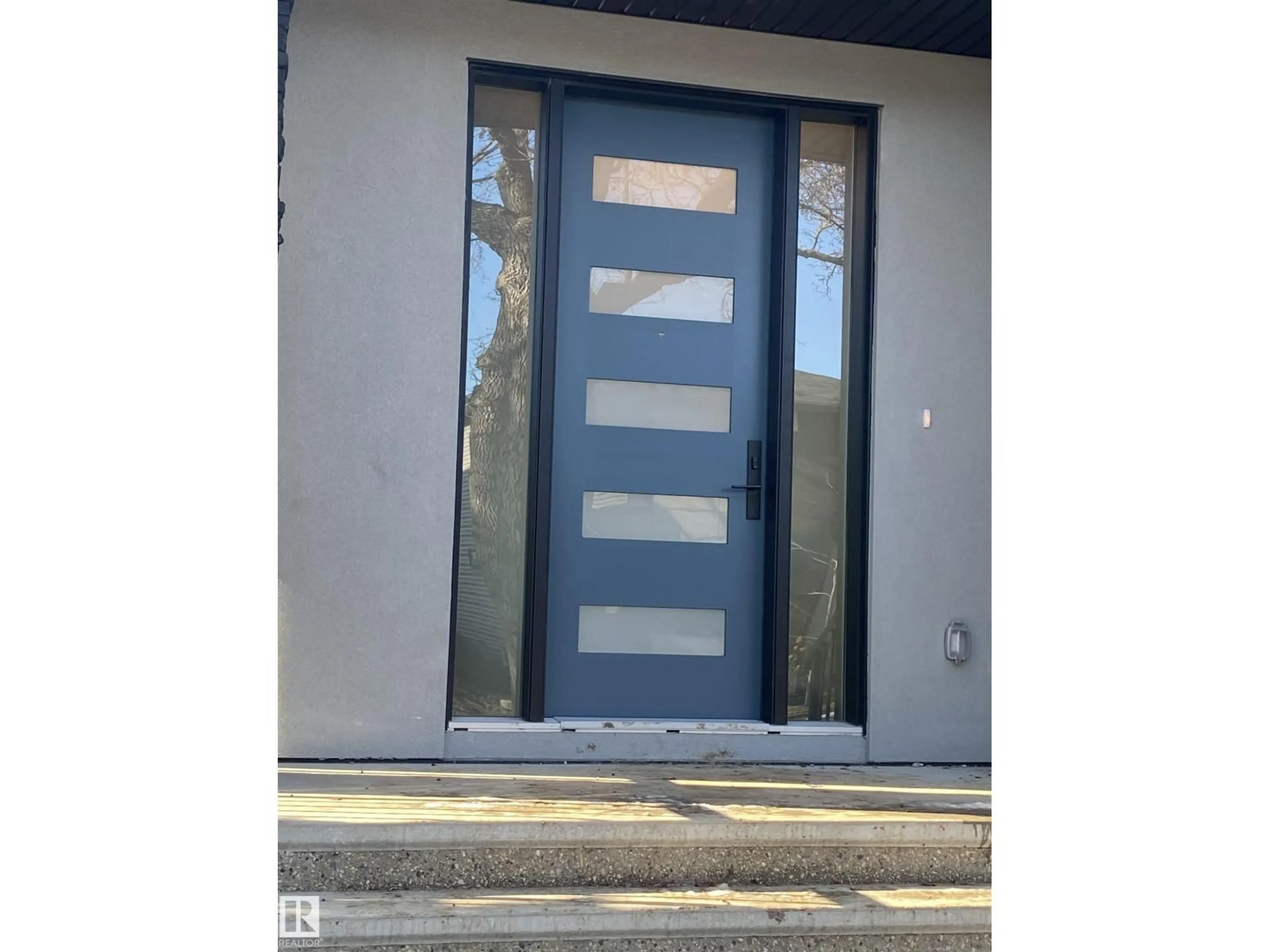 Indoor entryway for 9515 75 AV, Edmonton Alberta T6E1H5