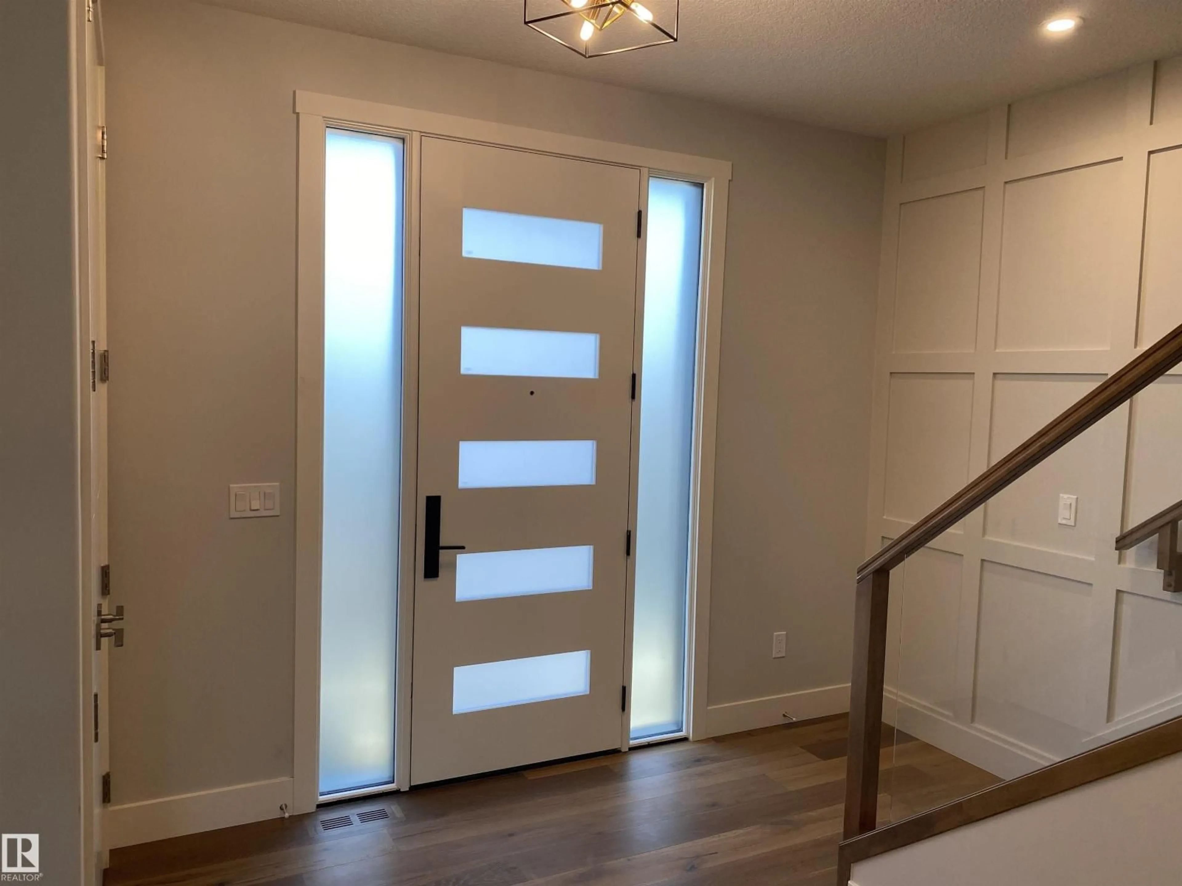 Indoor entryway for 9515 75 AV, Edmonton Alberta T6E1H5