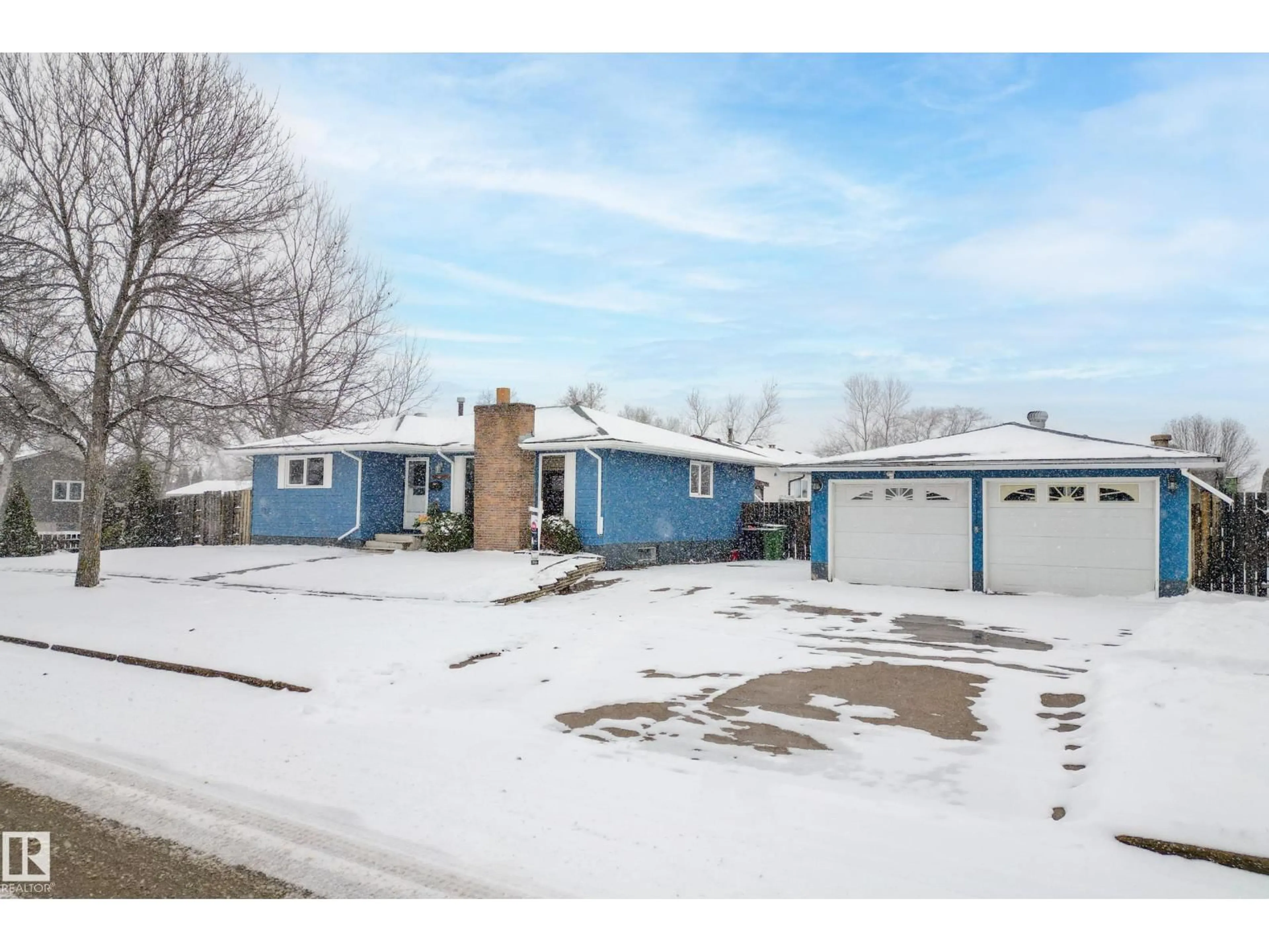 A pic from outside/outdoor area/front of a property/back of a property/a pic from drone, street for 9017 94 AV, Fort Saskatchewan Alberta T8L1B6