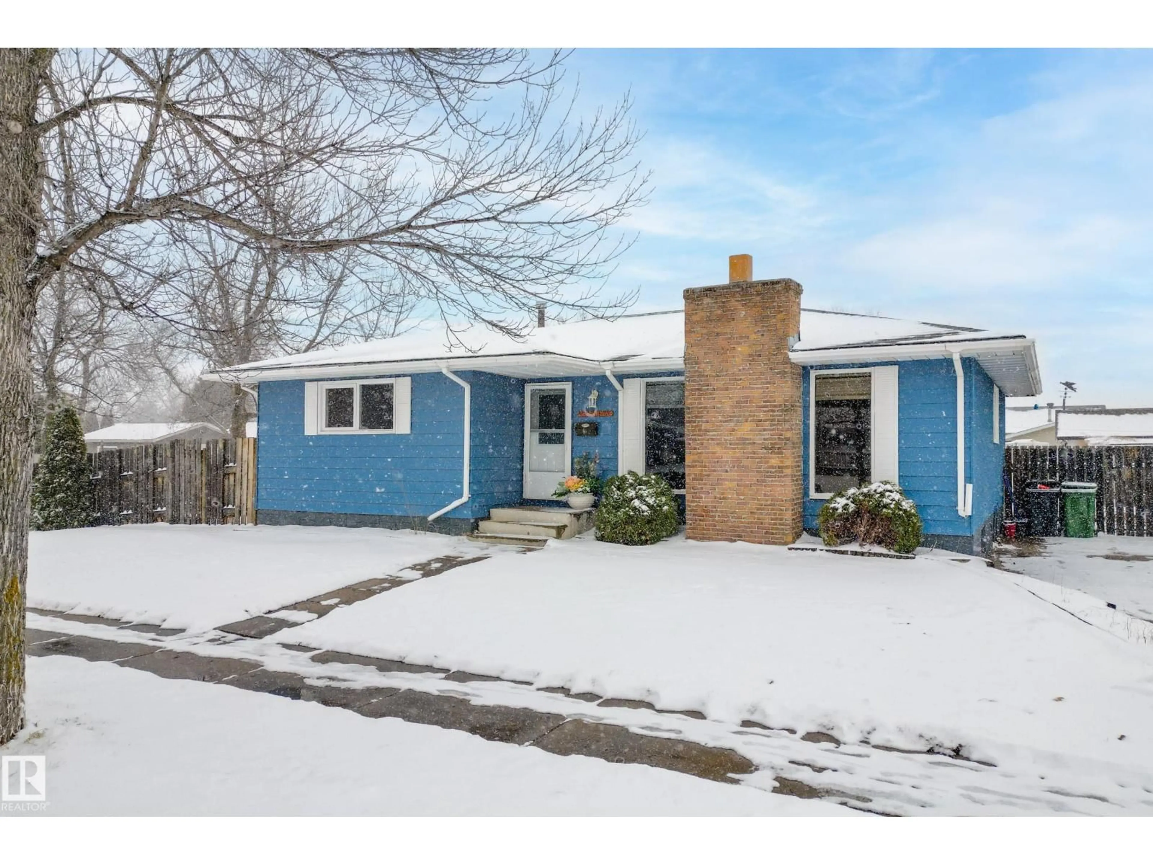 Home with vinyl exterior material, street for 9017 94 AV, Fort Saskatchewan Alberta T8L1B6