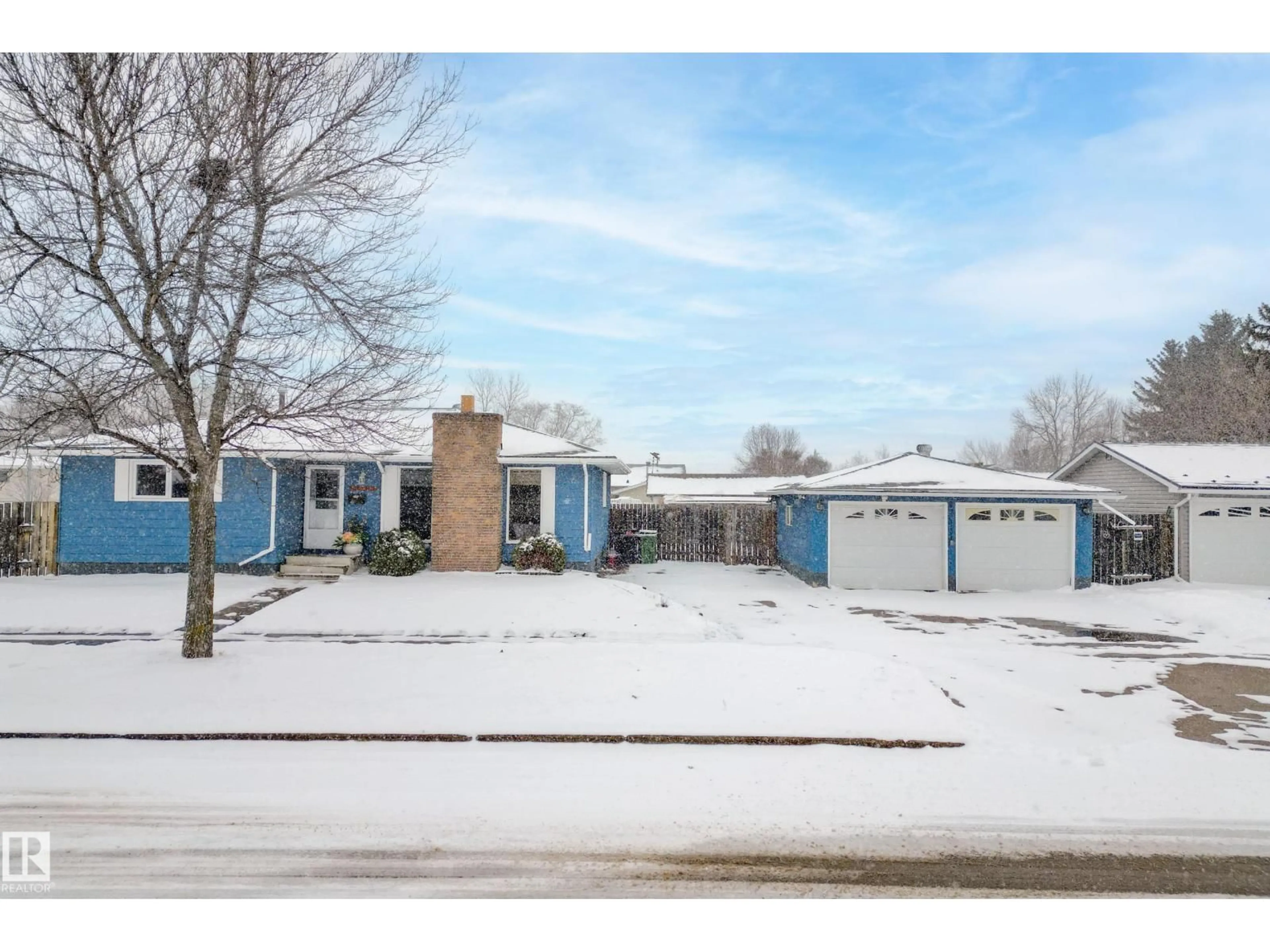 A pic from outside/outdoor area/front of a property/back of a property/a pic from drone, street for 9017 94 AV, Fort Saskatchewan Alberta T8L1B6