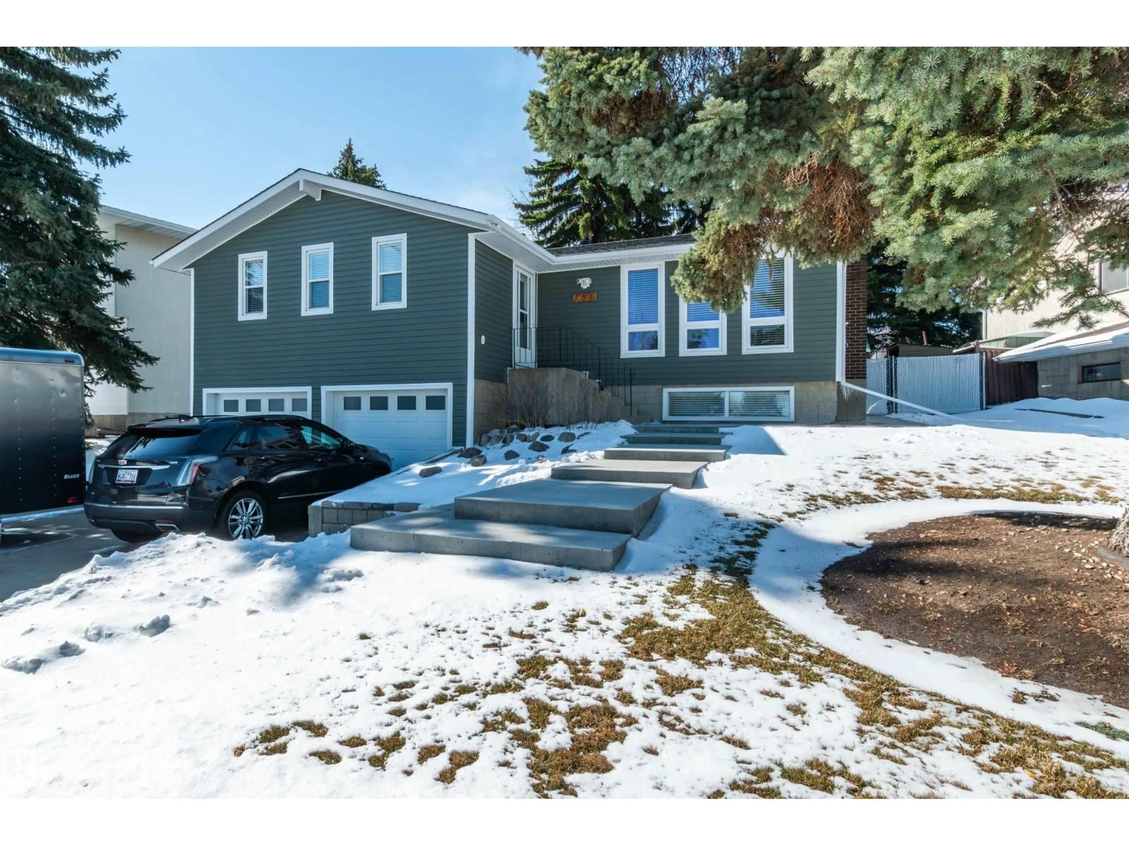 Home with vinyl exterior material, street for 17 GLENGARRY CR, Sherwood Park Alberta T8A3A1