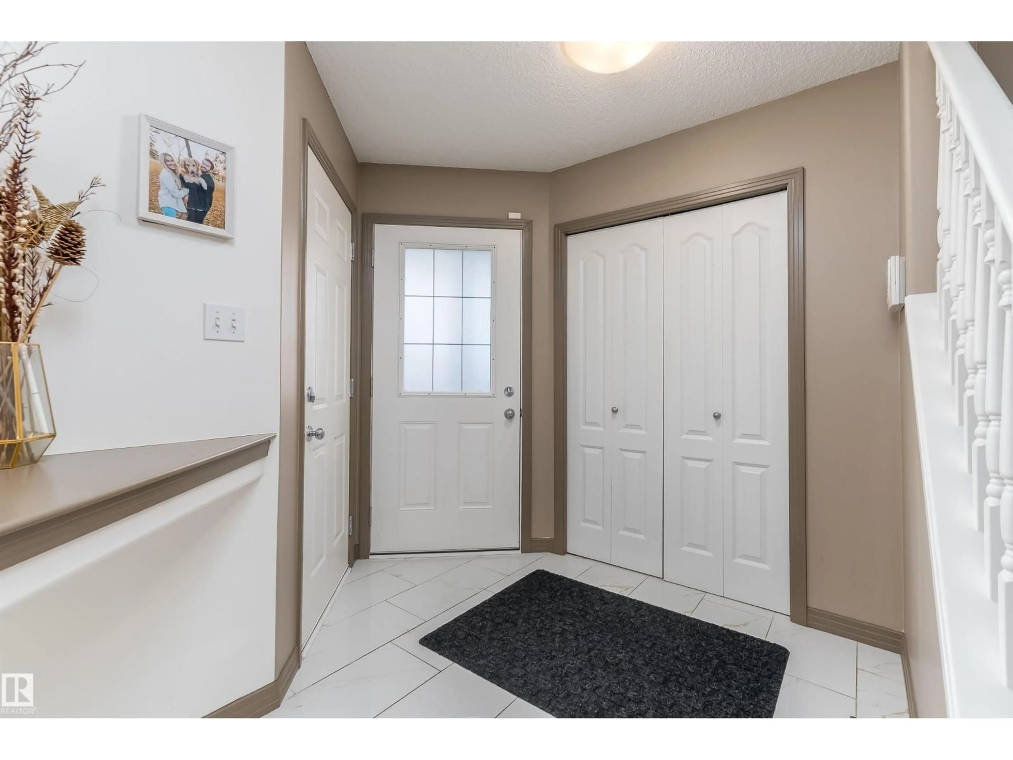 Indoor entryway for 152 EASTON RD, Edmonton Alberta T6X1C3