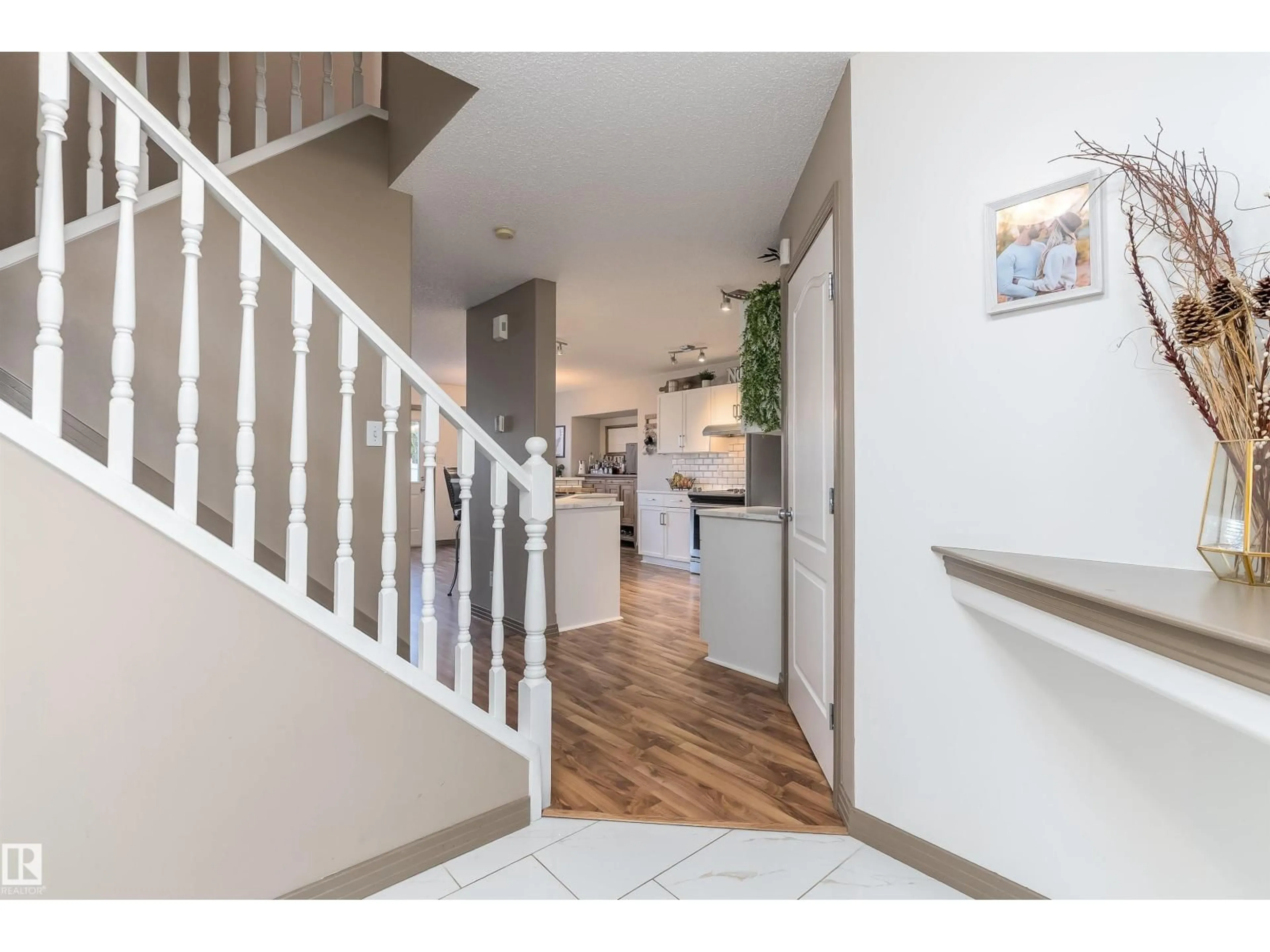 Indoor entryway for 152 EASTON RD, Edmonton Alberta T6X1C3