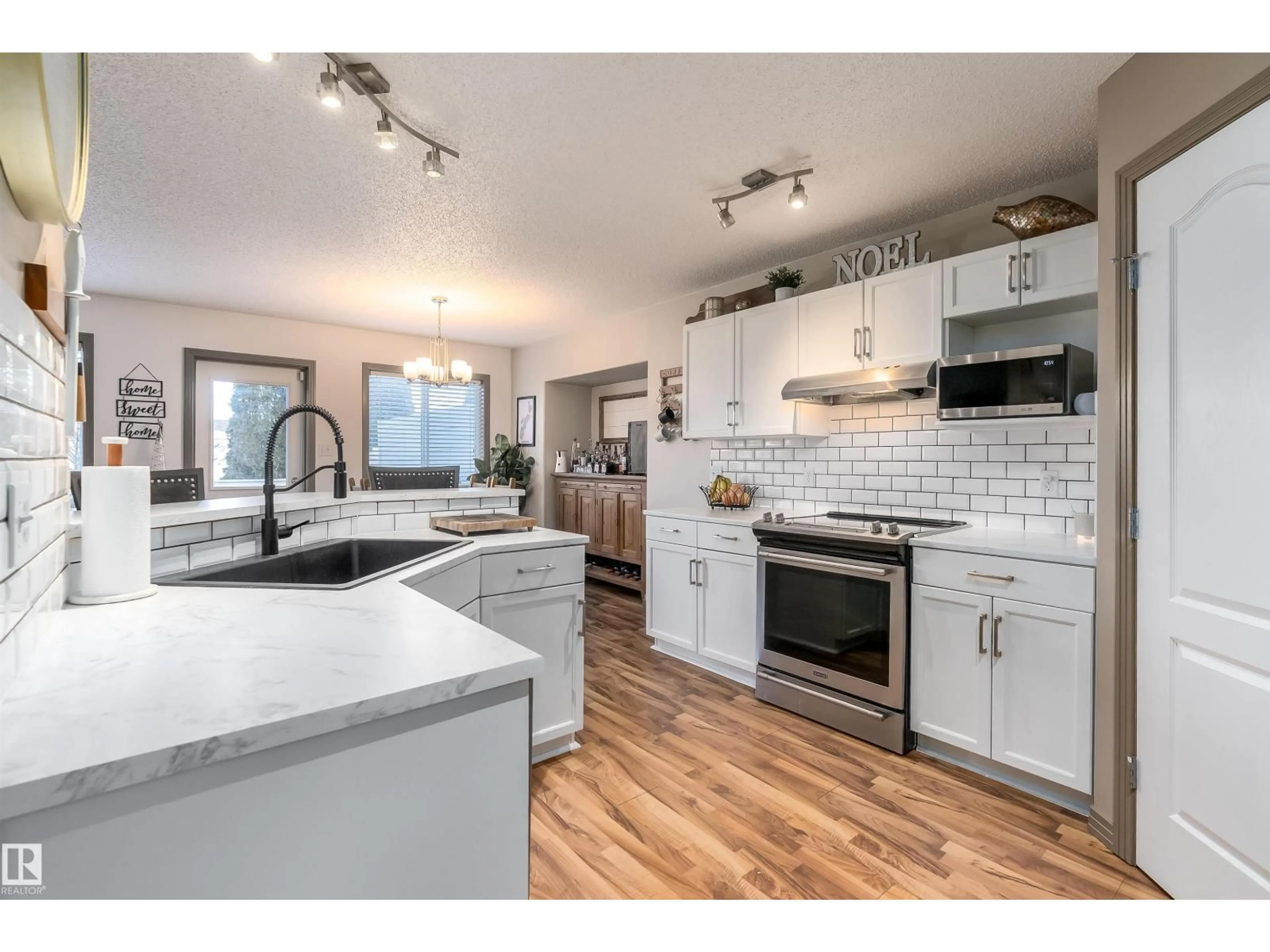 Open concept kitchen, unknown for 152 EASTON RD, Edmonton Alberta T6X1C3
