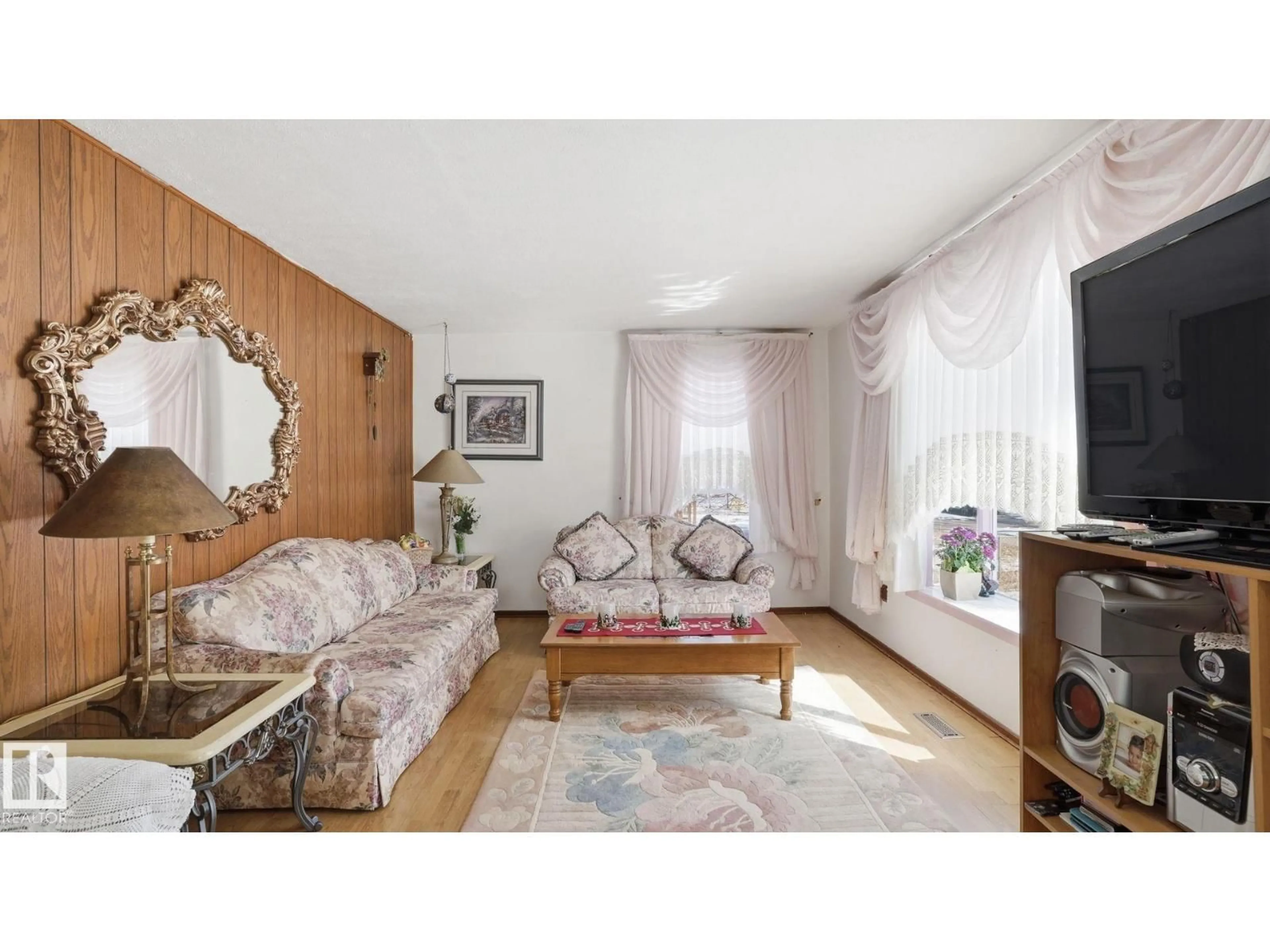 Living room with furniture, wood/laminate floor for NW - 11512 86 ST, Edmonton Alberta T5B3J5