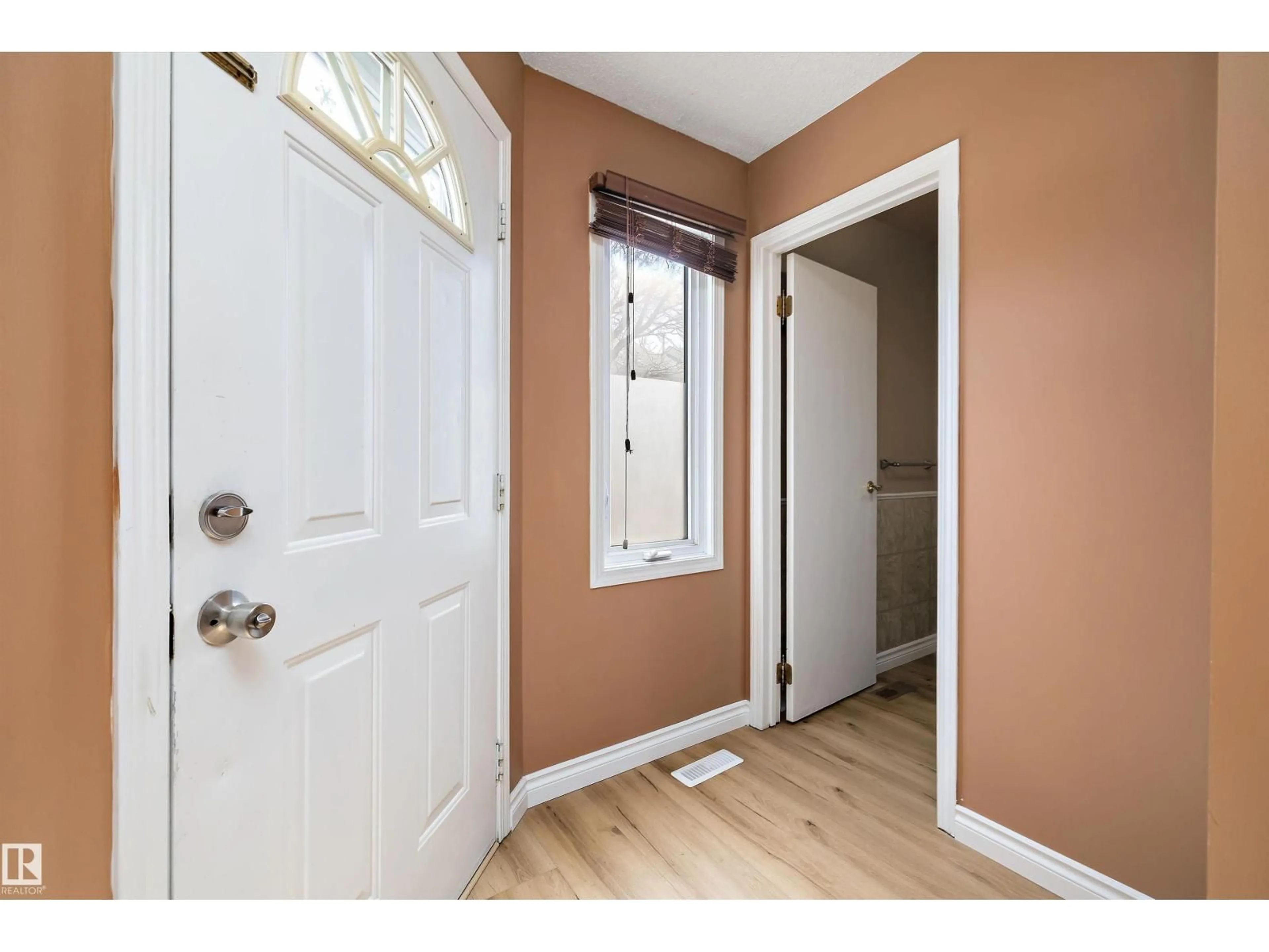 Indoor entryway for 17423 92 AV, Edmonton Alberta T5T3W6