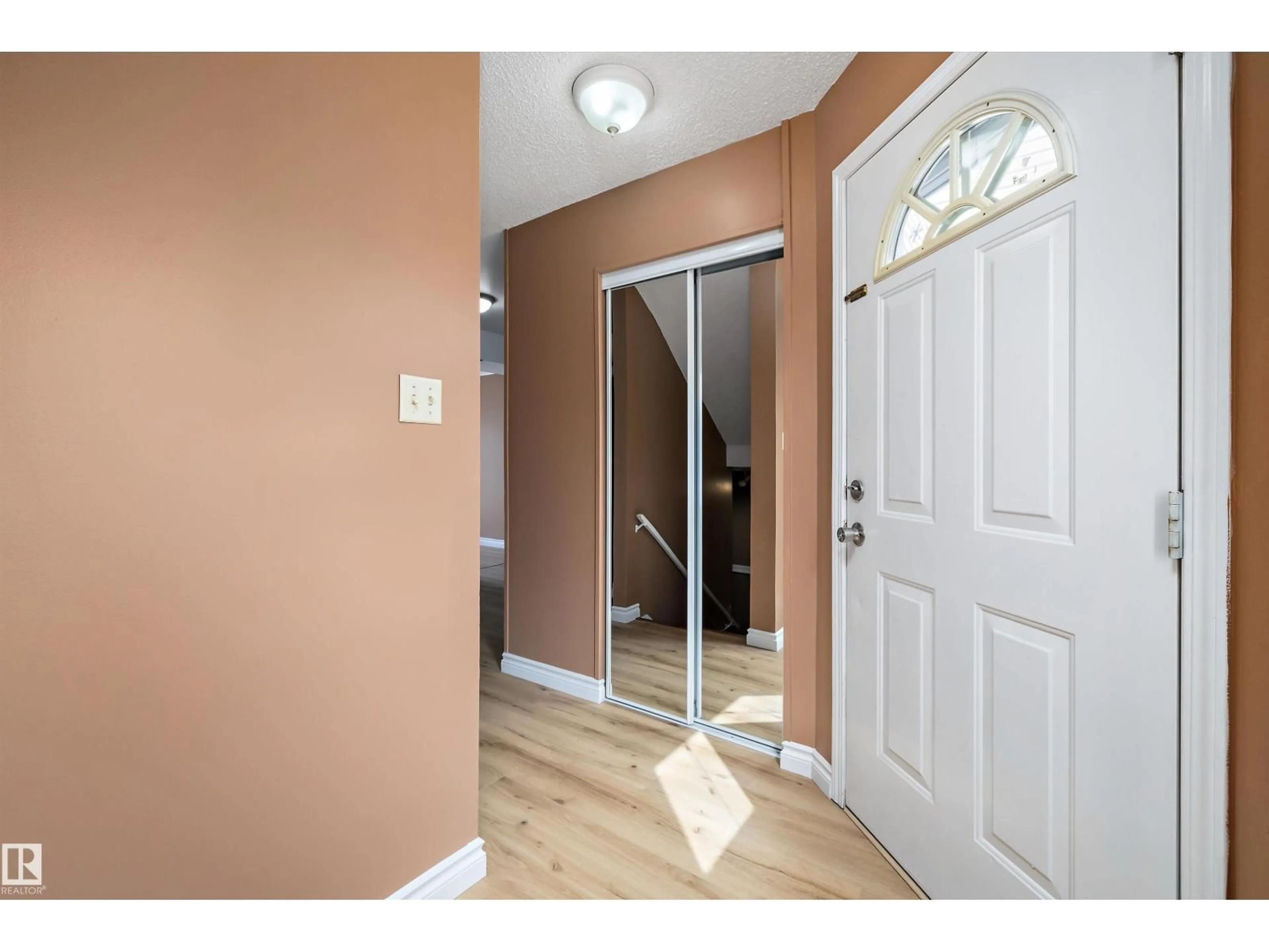 Indoor entryway for 17423 92 AV, Edmonton Alberta T5T3W6