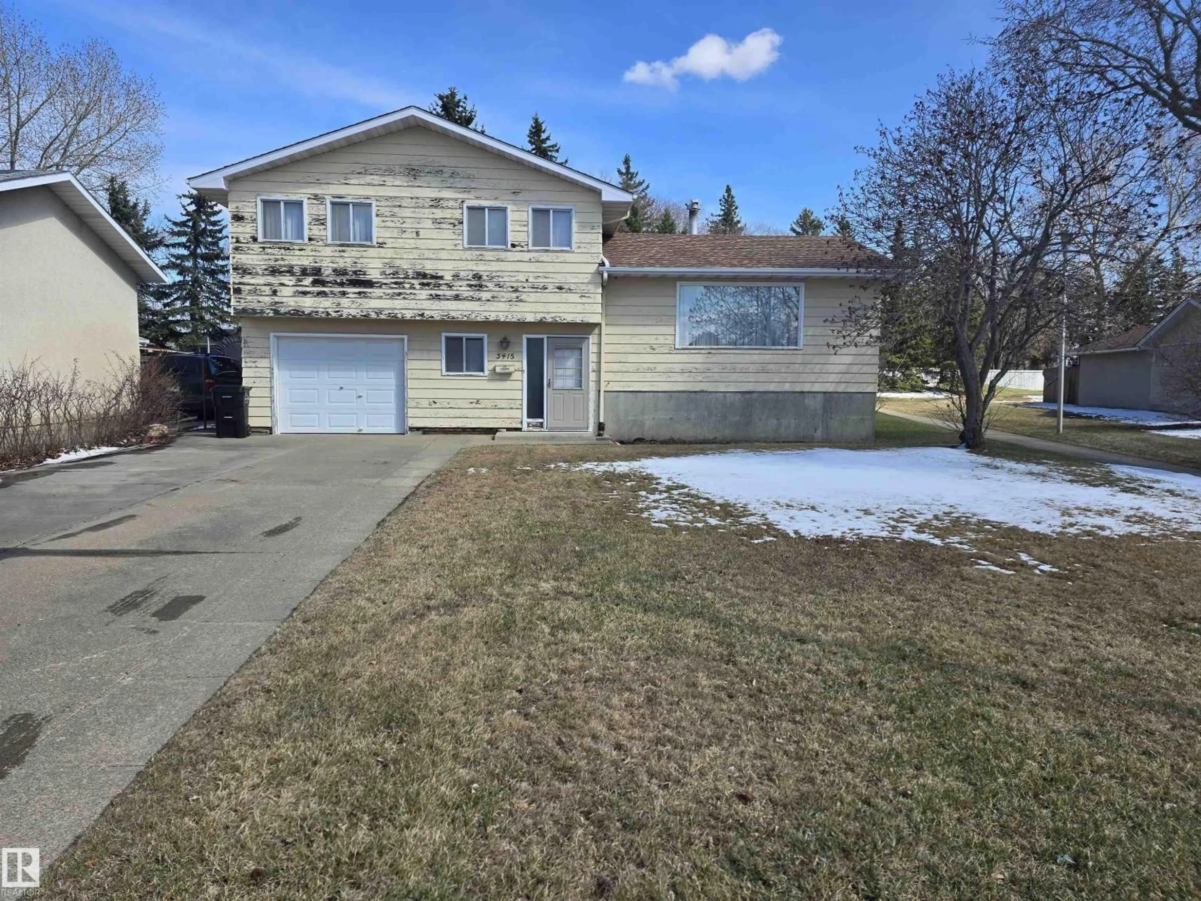 A pic from outside/outdoor area/front of a property/back of a property/a pic from drone, street for 3415 81 ST, Edmonton Alberta T6K0G3