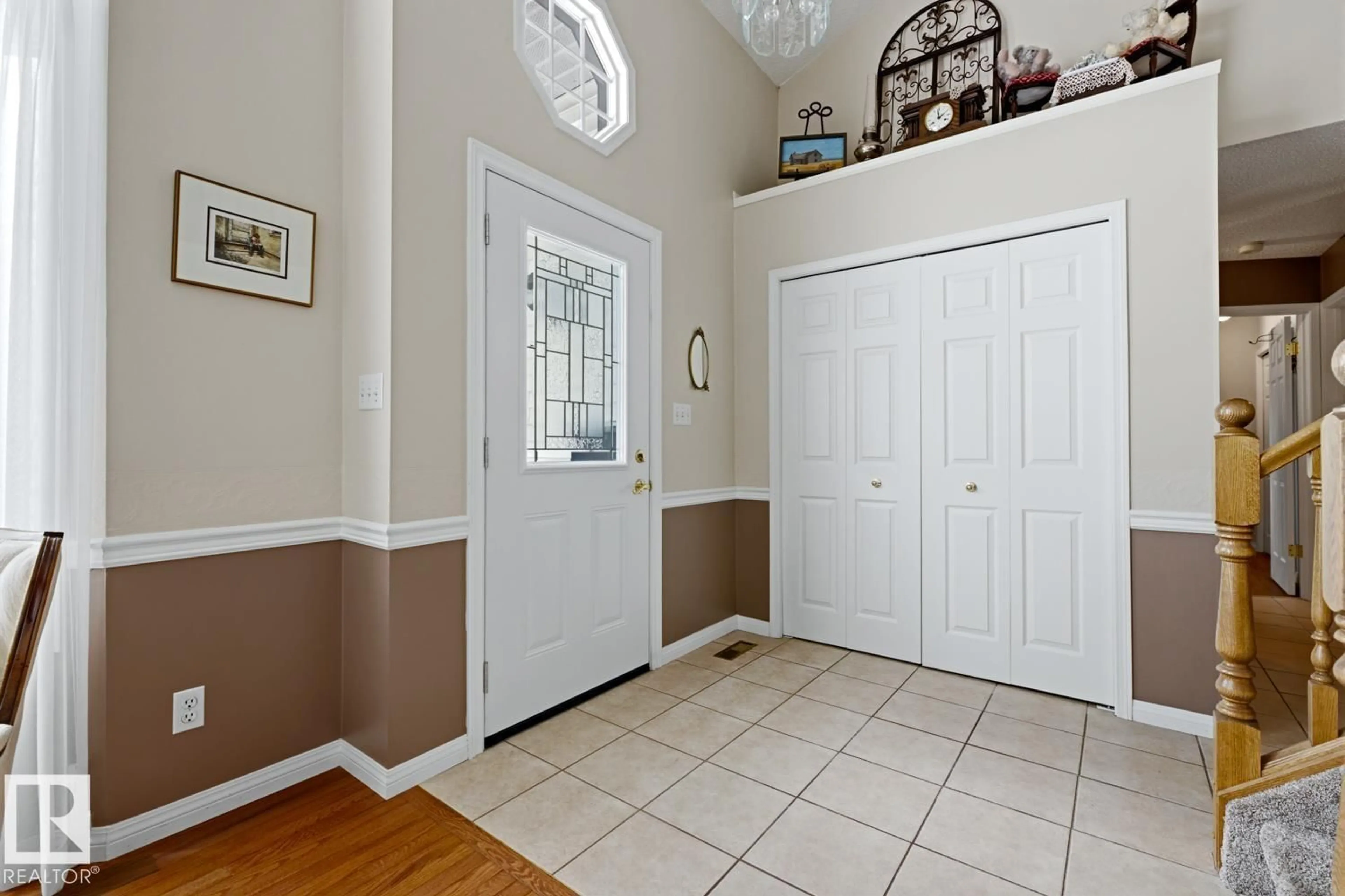 Indoor entryway for 368 ORMSBY RD, Edmonton Alberta T5T4X2