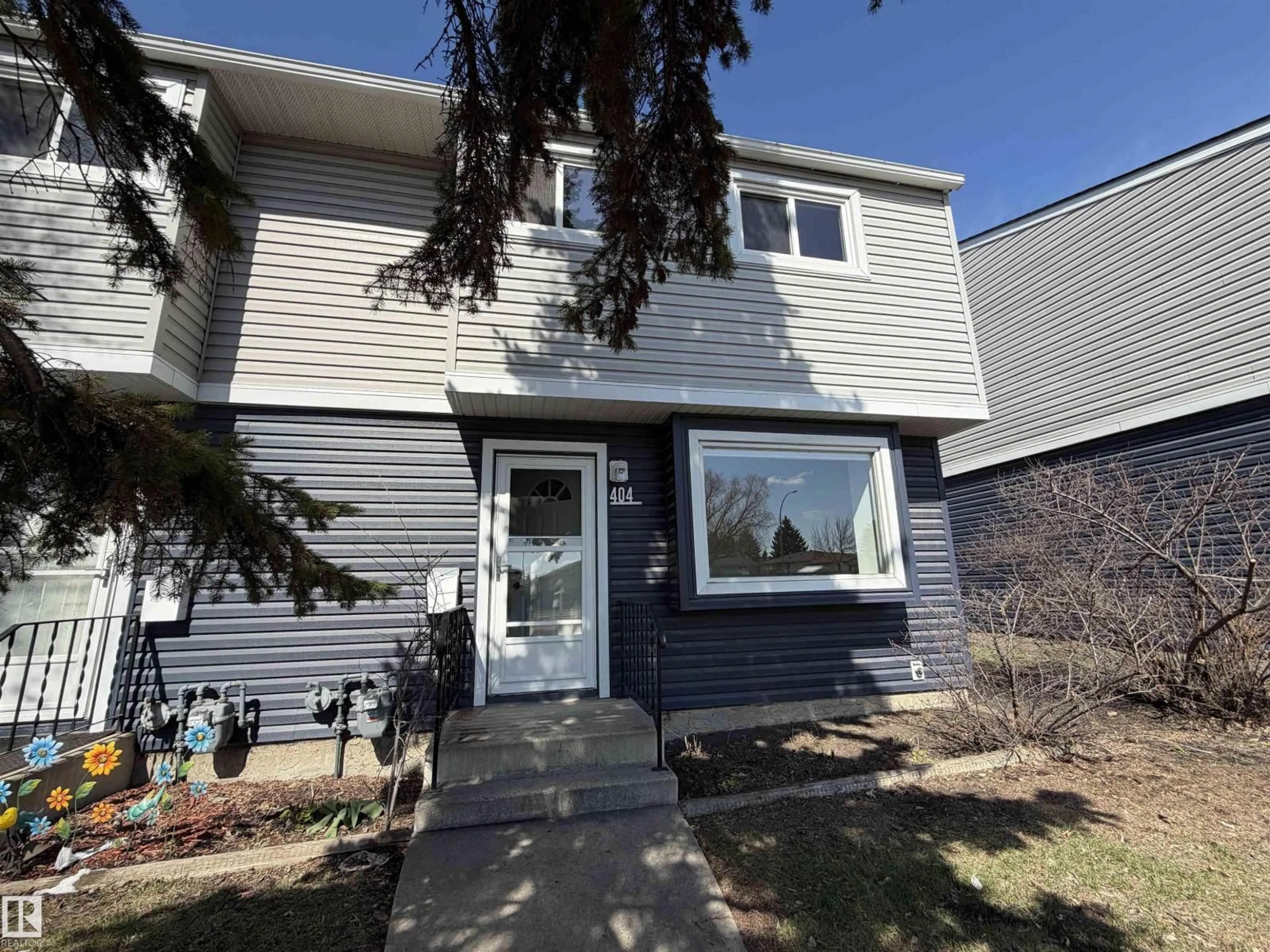 Home with vinyl exterior material, street for 404 HERMITAGE RD, Edmonton Alberta T5A3K9