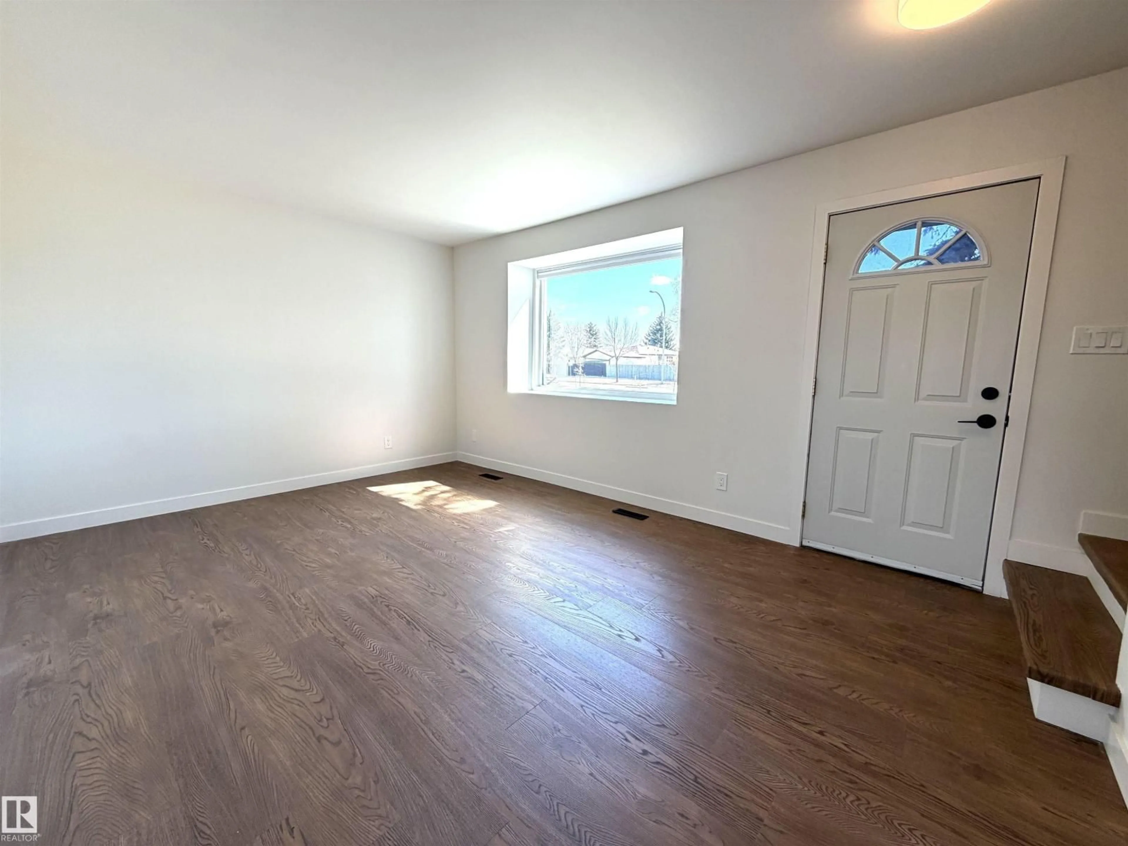 A pic of a room for 404 HERMITAGE RD, Edmonton Alberta T5A3K9