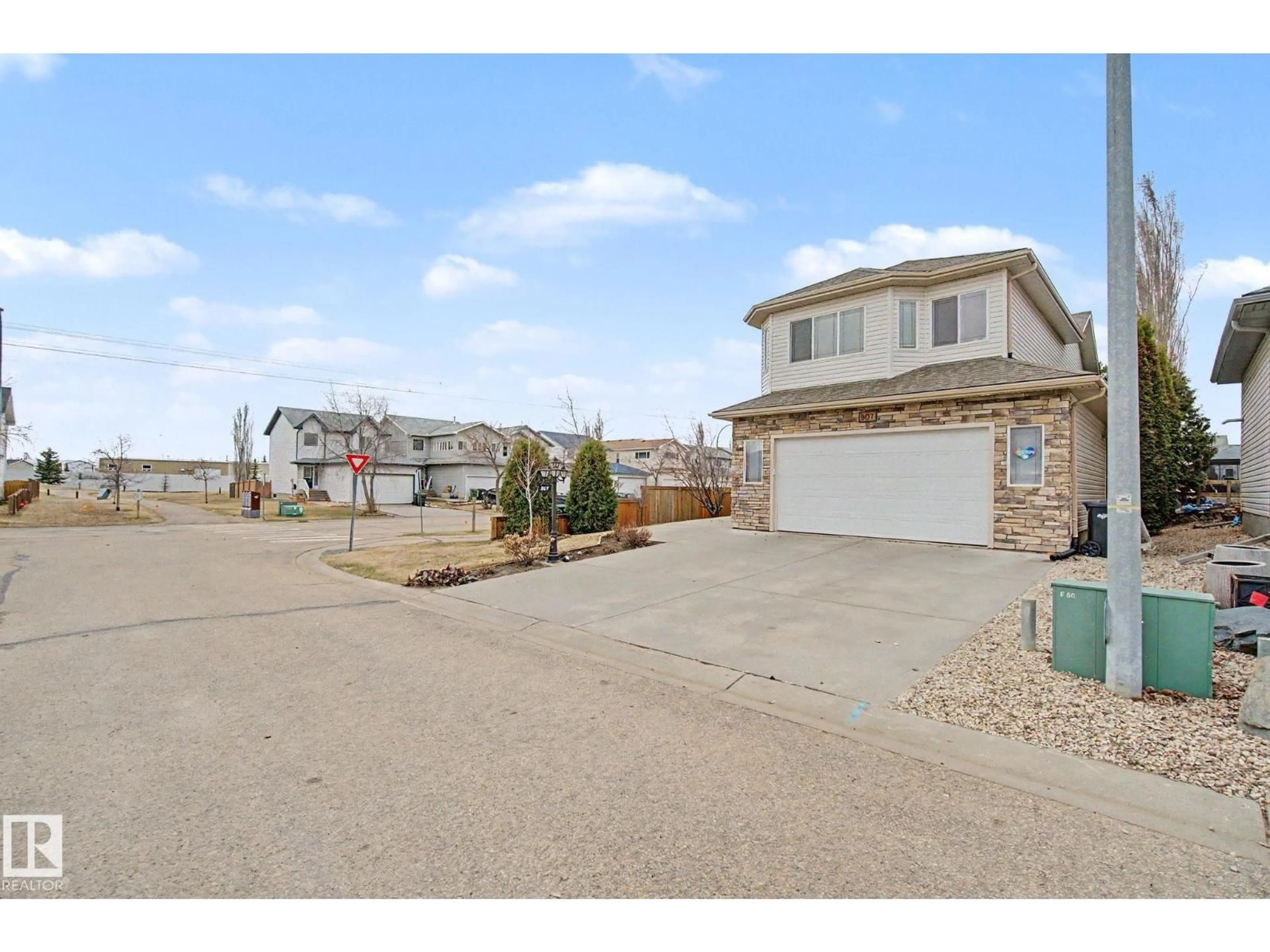 A pic from outside/outdoor area/front of a property/back of a property/a pic from drone, water/lake/river/ocean view for 807 OAKLAND PL, Devon Alberta T9G2H8