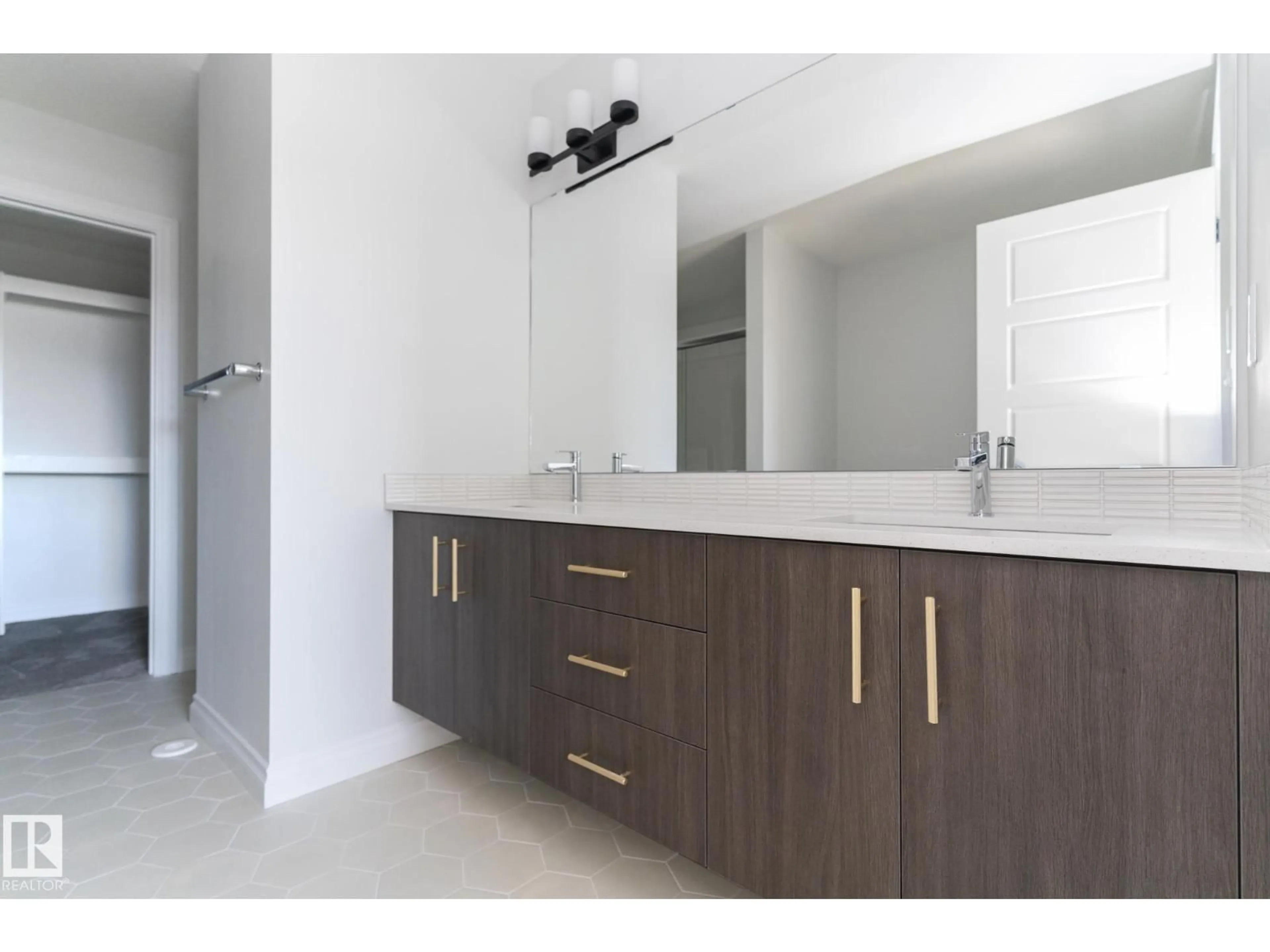 Standard bathroom, unknown for NW - 911 18 AV, Edmonton Alberta T6T2X3