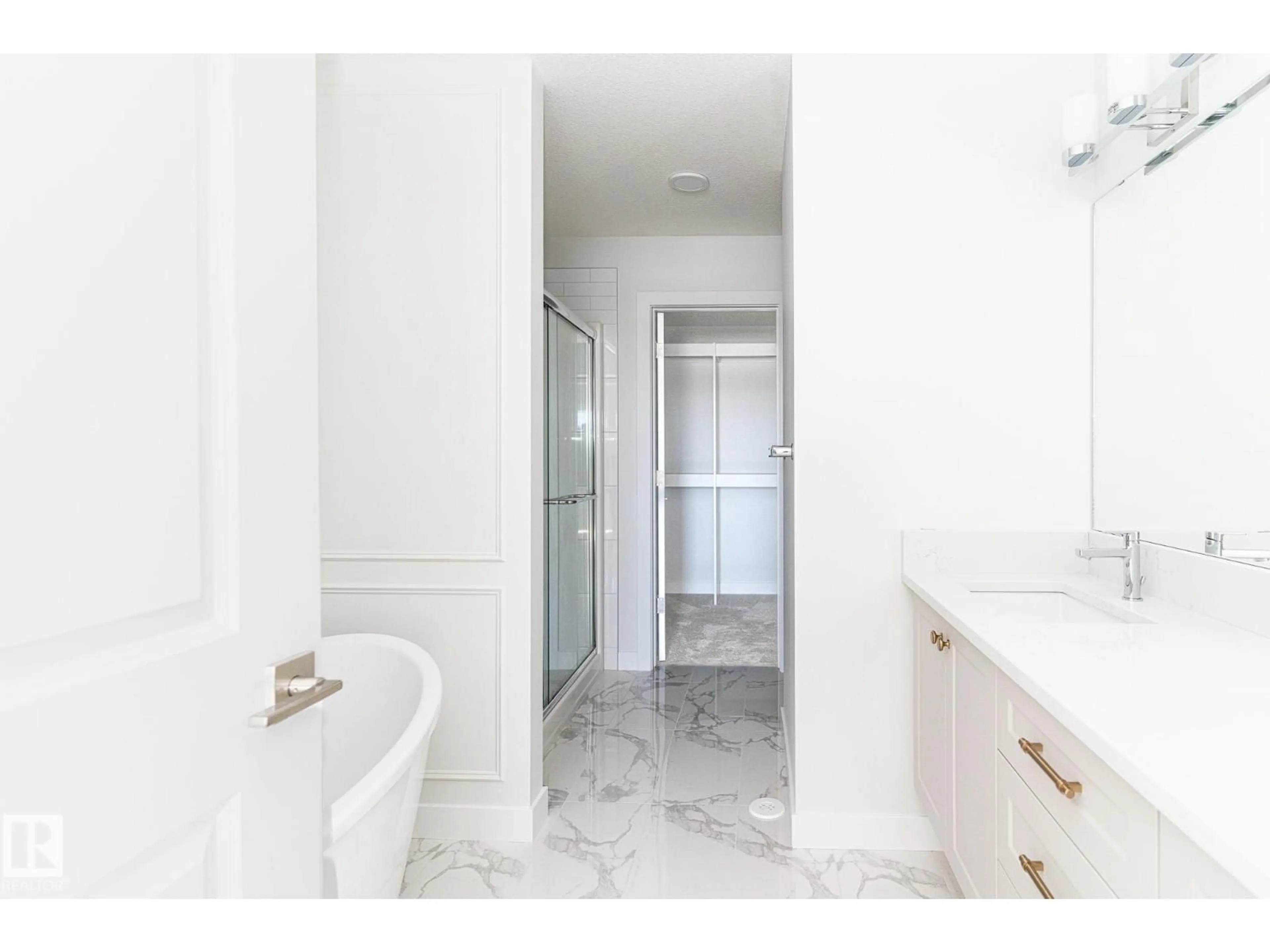 Standard bathroom, ceramic/tile floor for 935 18 AV, Edmonton Alberta T6T2X3
