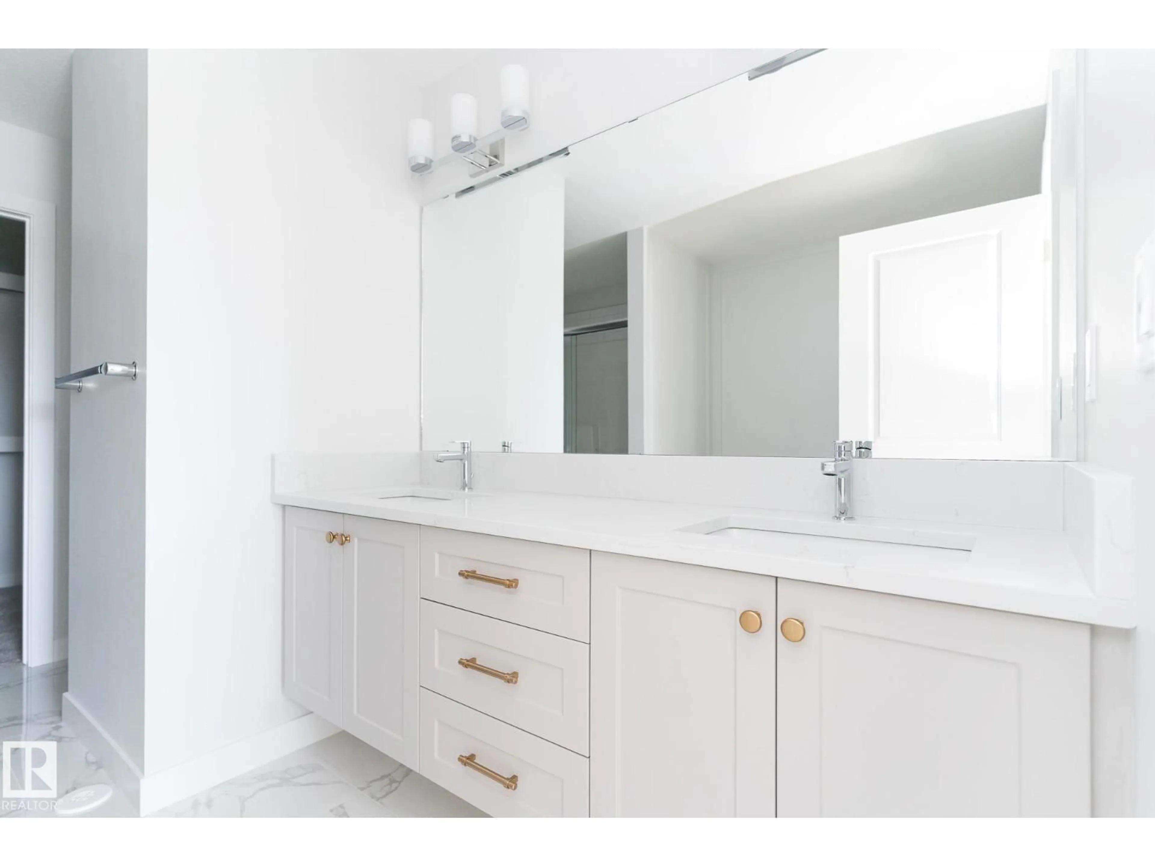 Contemporary bathroom, unknown for 935 18 AV, Edmonton Alberta T6T2X3