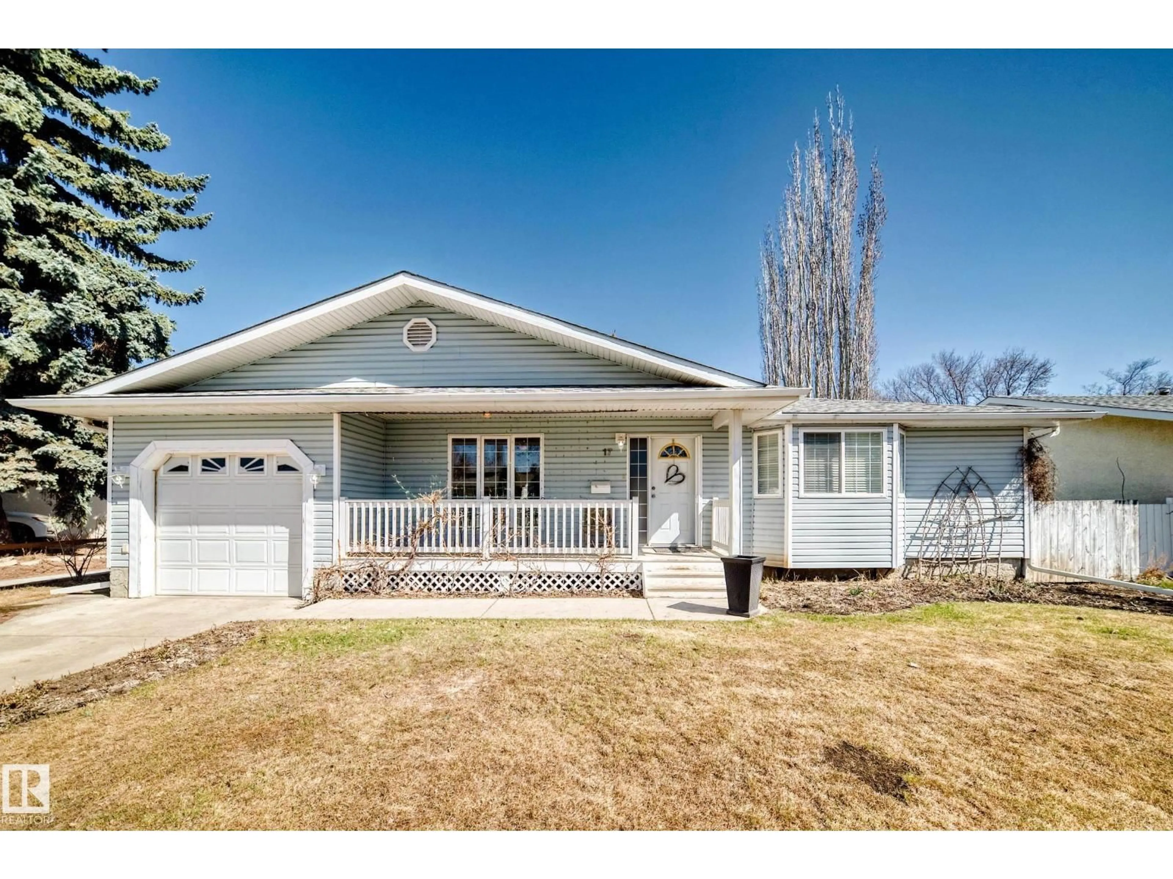 Home with vinyl exterior material, street for 17 SPRINGFIELD CR, St. Albert Alberta T8N0J9