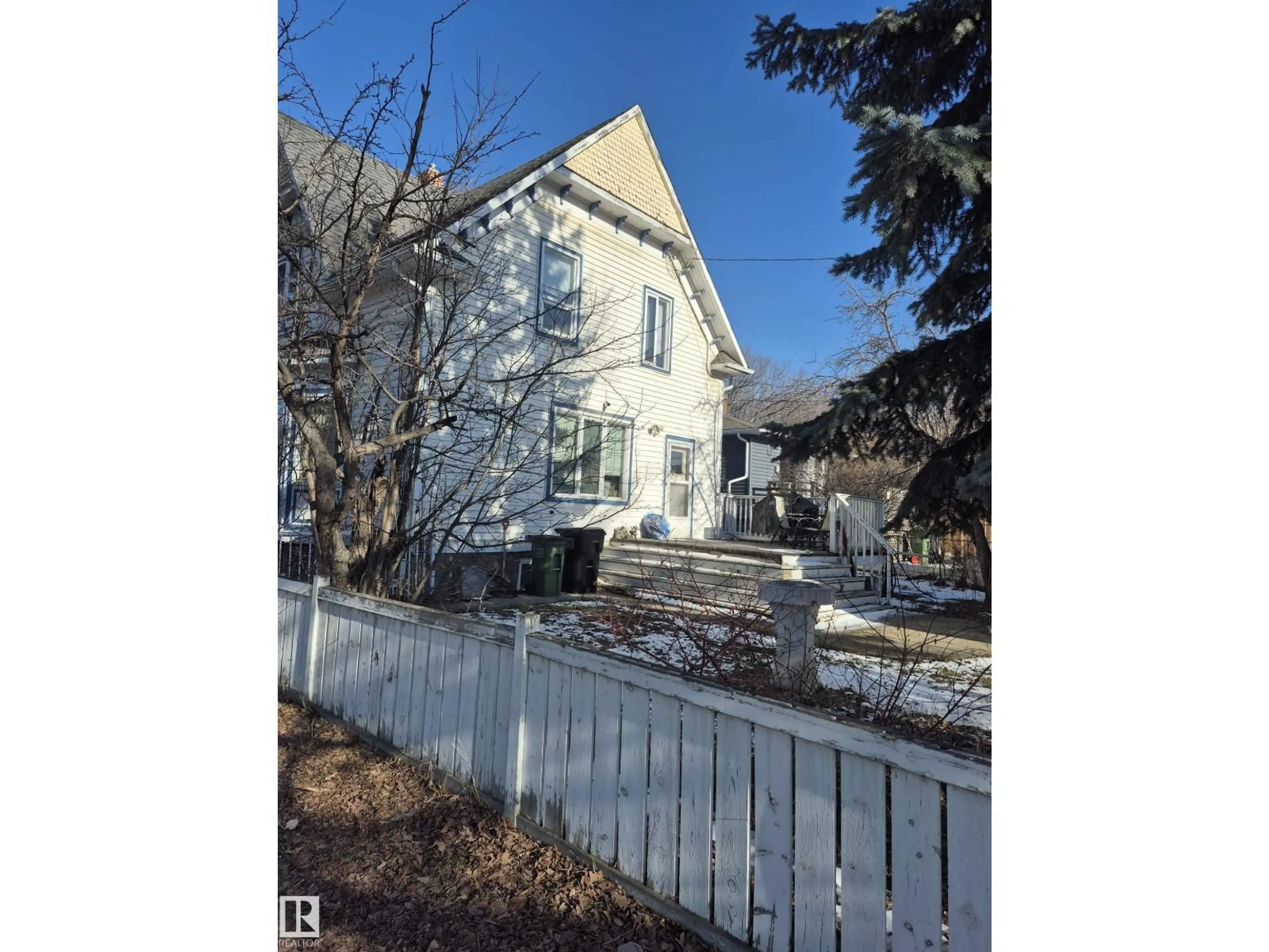 A pic from outside/outdoor area/front of a property/back of a property/a pic from drone, street for NW - 11301 87 ST, Edmonton Alberta T5B3L8