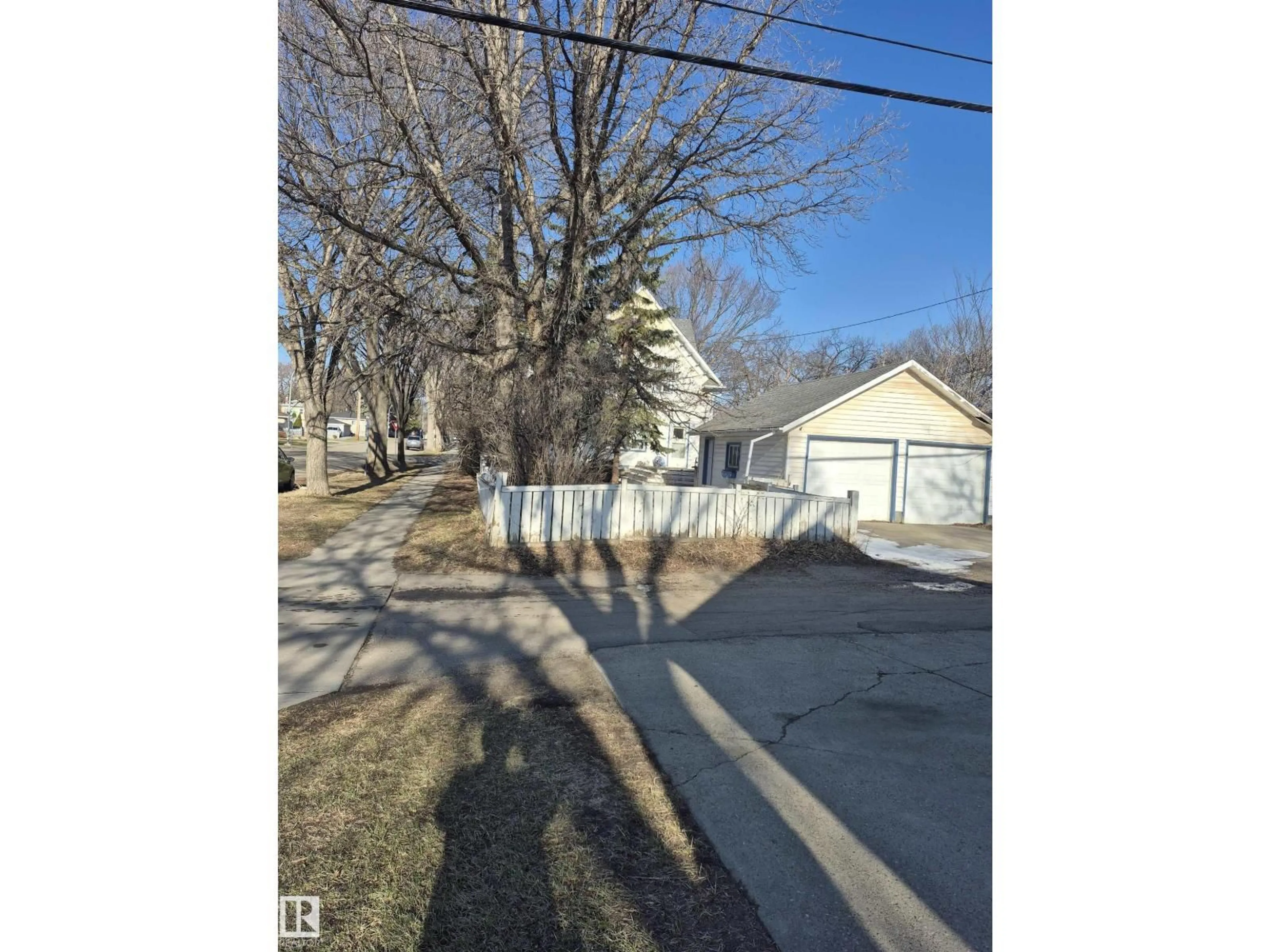 A pic from outside/outdoor area/front of a property/back of a property/a pic from drone, street for NW - 11301 87 ST, Edmonton Alberta T5B3L8