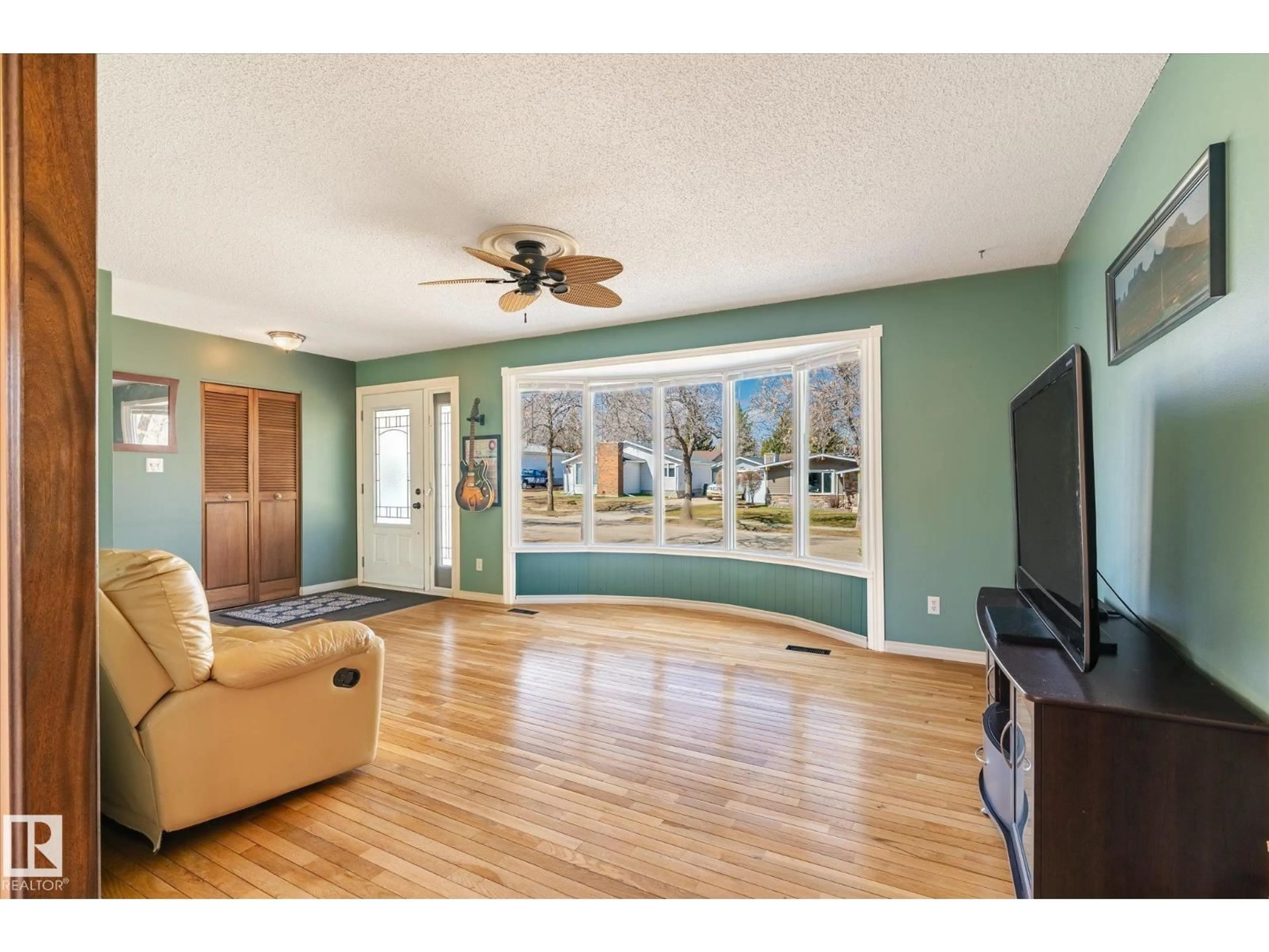 Living room with furniture, wood/laminate floor for 30 FARMSTEAD AV, St. Albert Alberta T8N1V8
