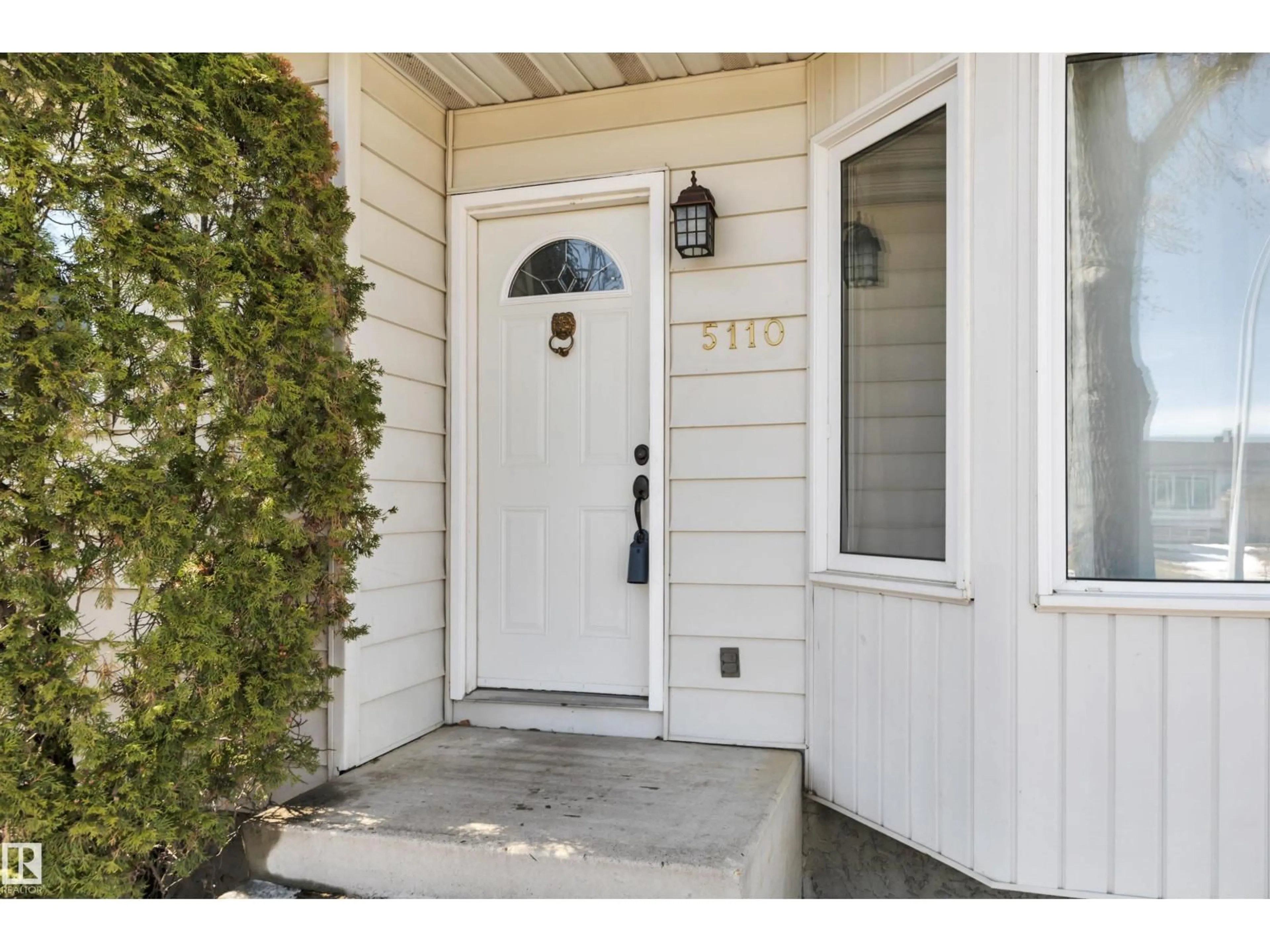 Indoor entryway for 5110 AND 5106 52ND STREET, Calmar Alberta T0C0V0