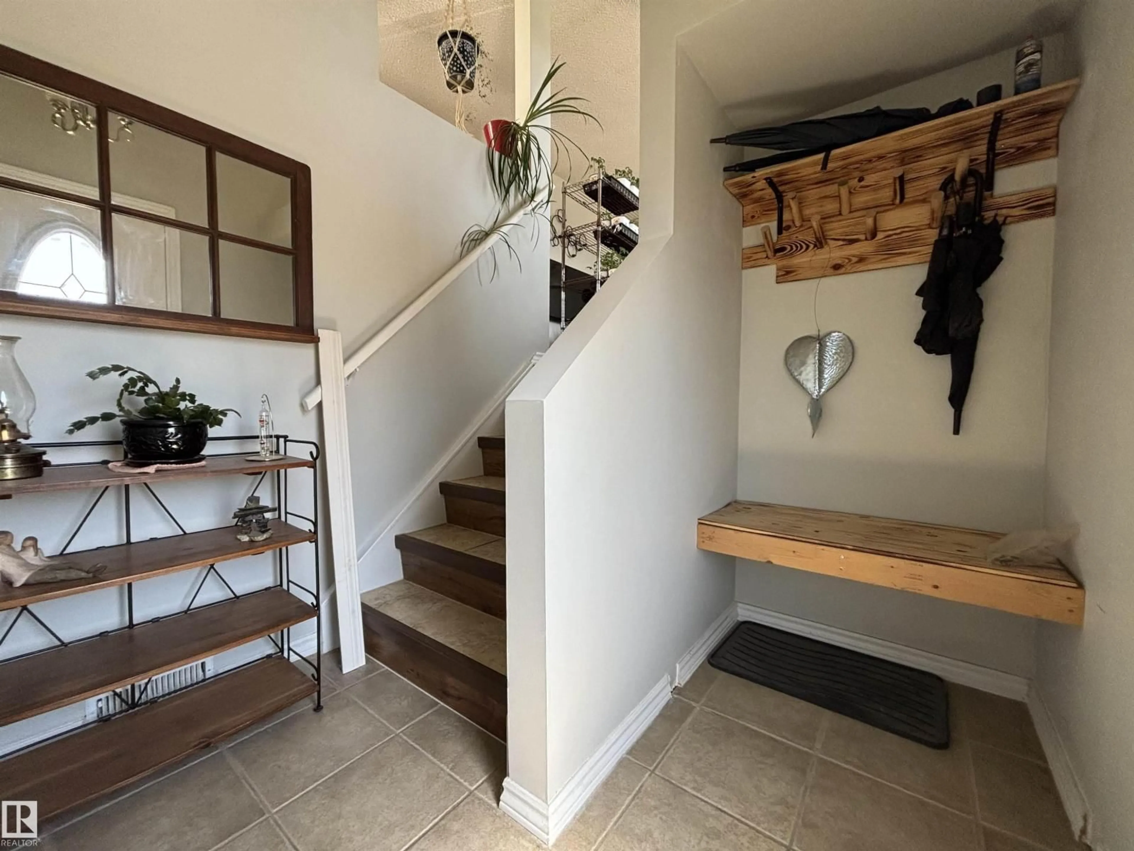 Indoor entryway for 104 BIRCH DR, Gibbons Alberta T0A1N0