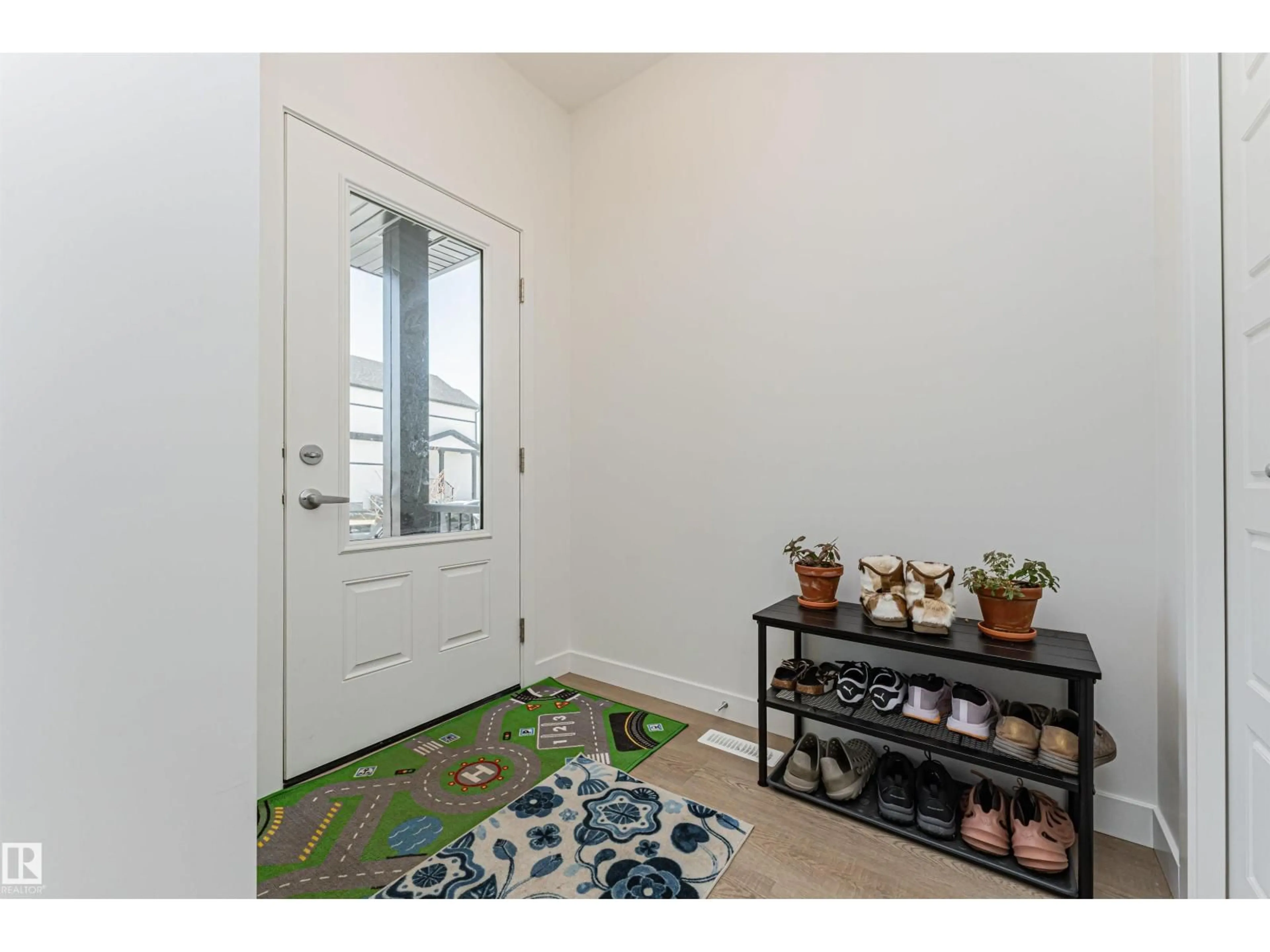 Indoor entryway for 3367 ERLANGER BN, Edmonton Alberta T6M3A6