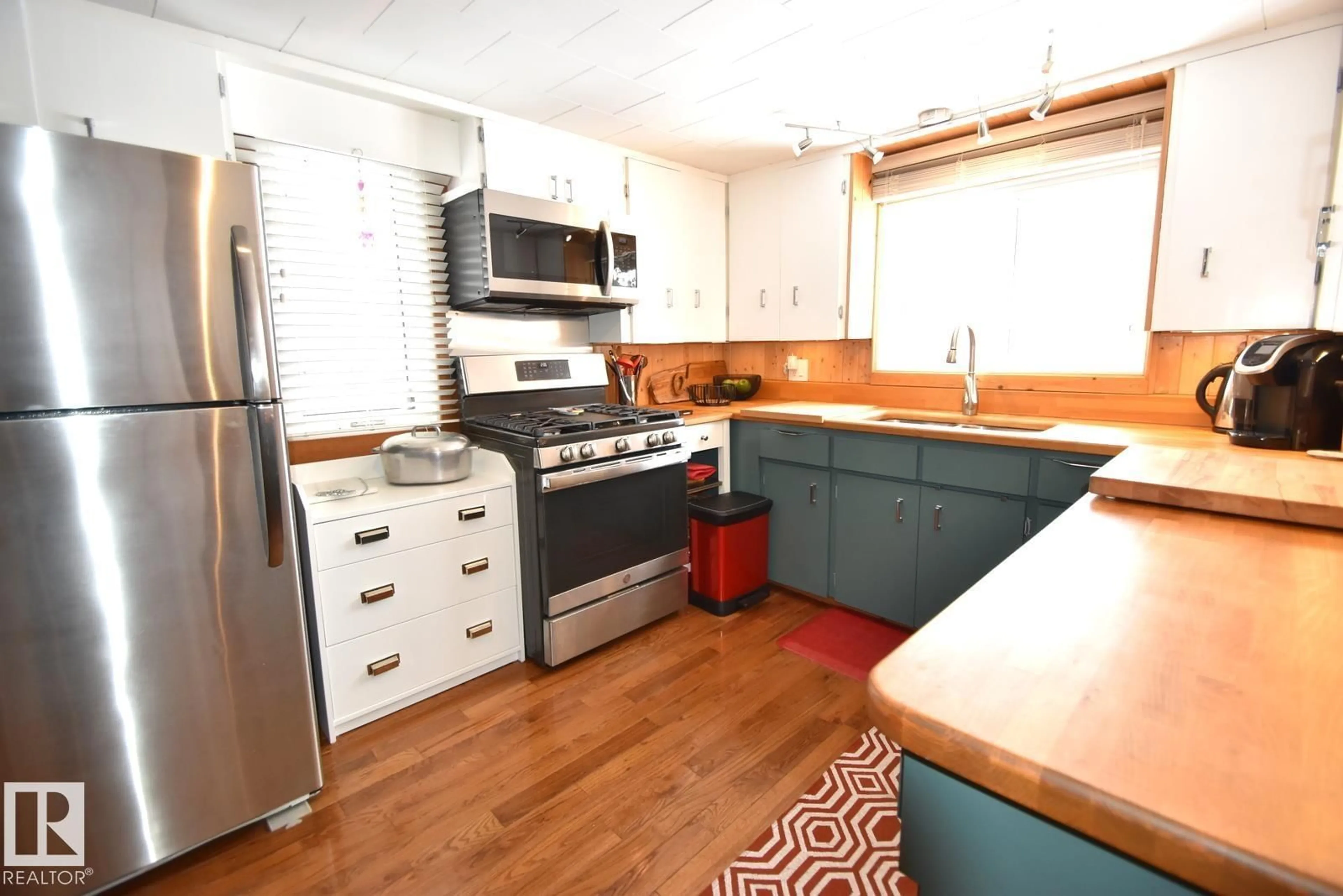 Standard kitchen, wood/laminate floor for 1214 BIRCH CRESCENT, Rural Athabasca County Alberta T0A0M0