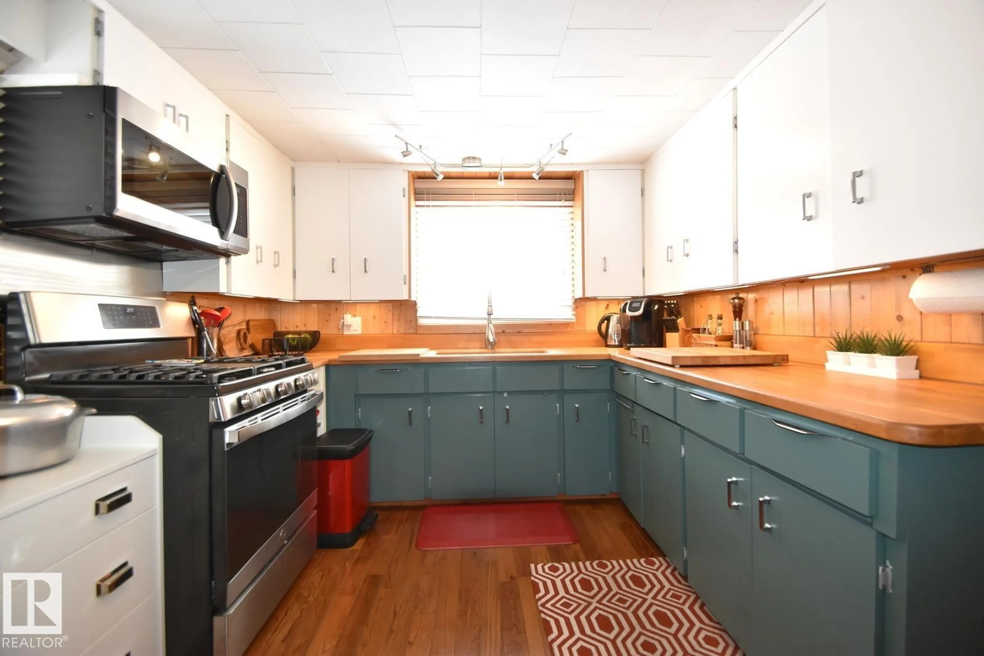 Standard kitchen, unknown for 1214 BIRCH CRESCENT, Rural Athabasca County Alberta T0A0M0