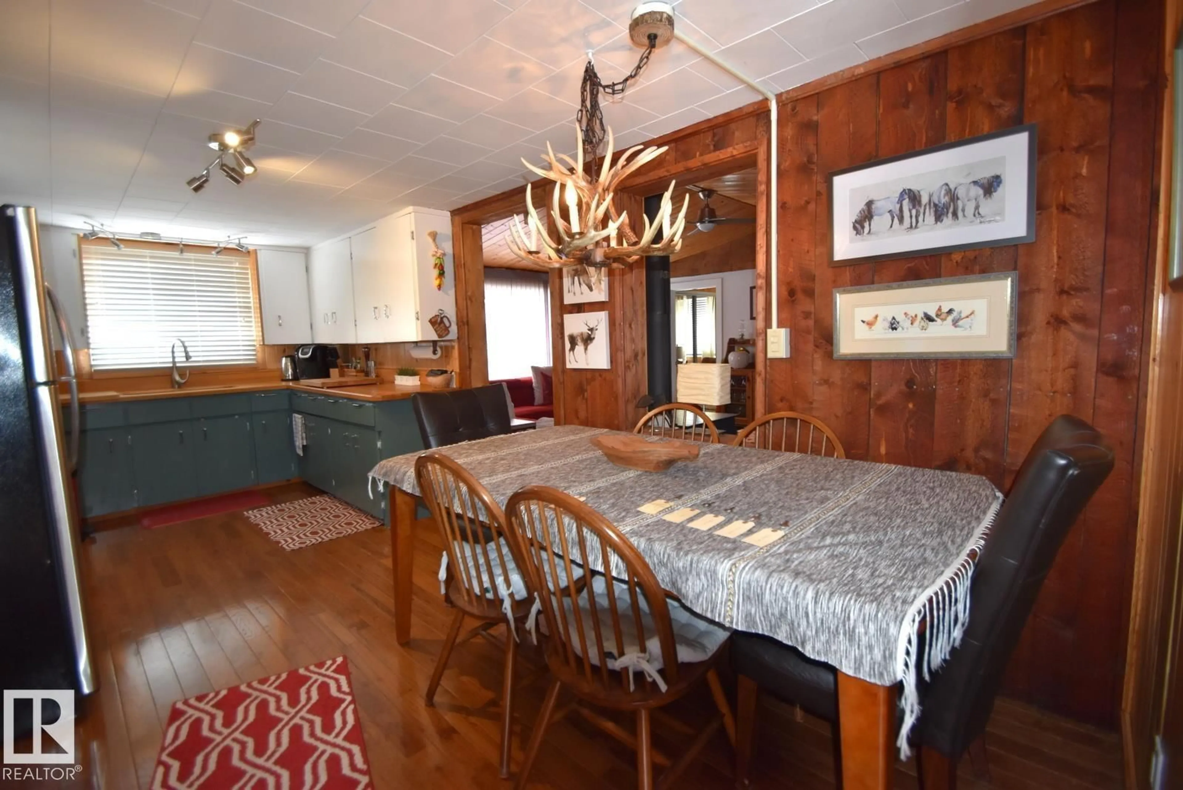 Dining room, wood/laminate floor for 1214 BIRCH CRESCENT, Rural Athabasca County Alberta T0A0M0