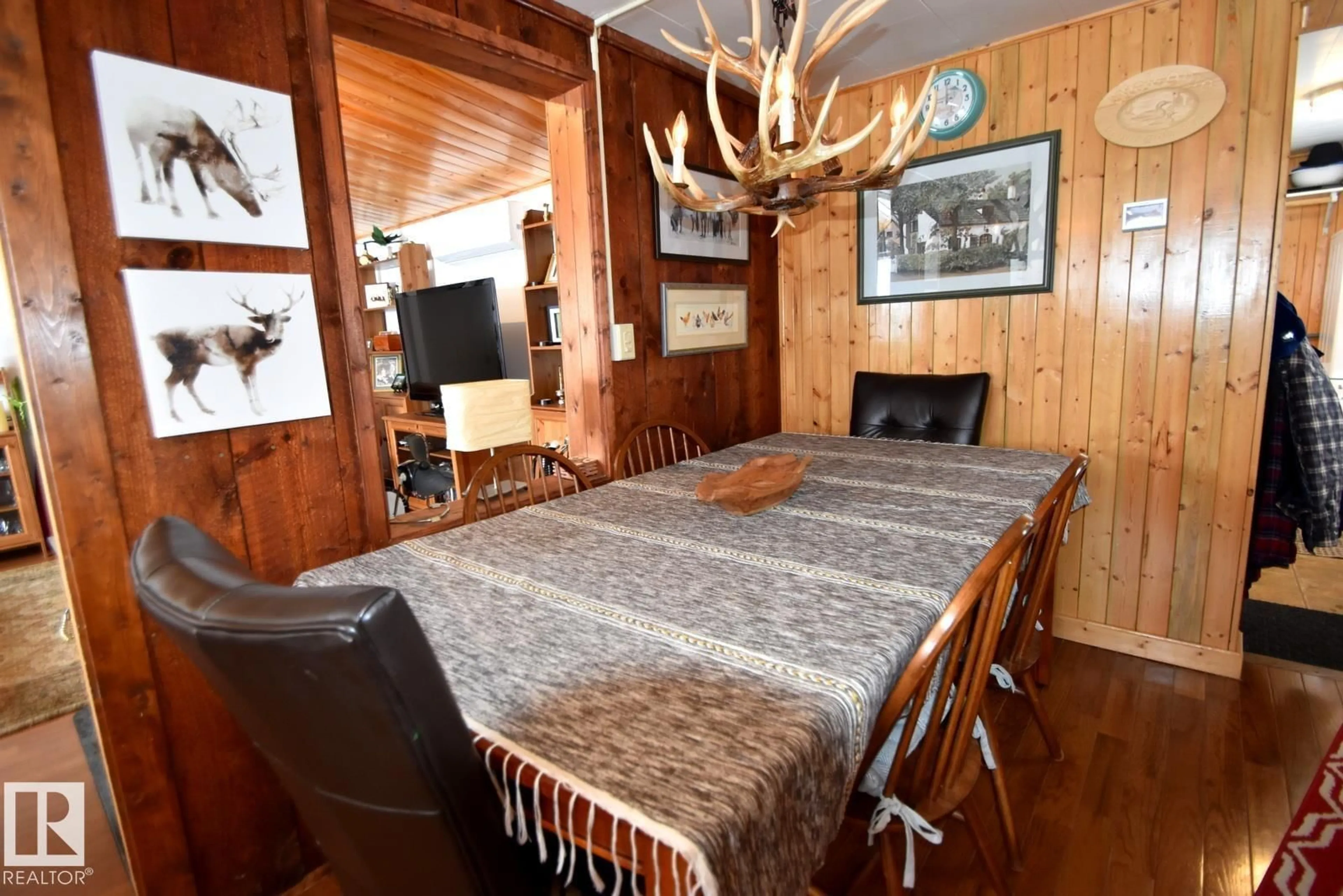 Dining room, wood/laminate floor for 1214 BIRCH CRESCENT, Rural Athabasca County Alberta T0A0M0