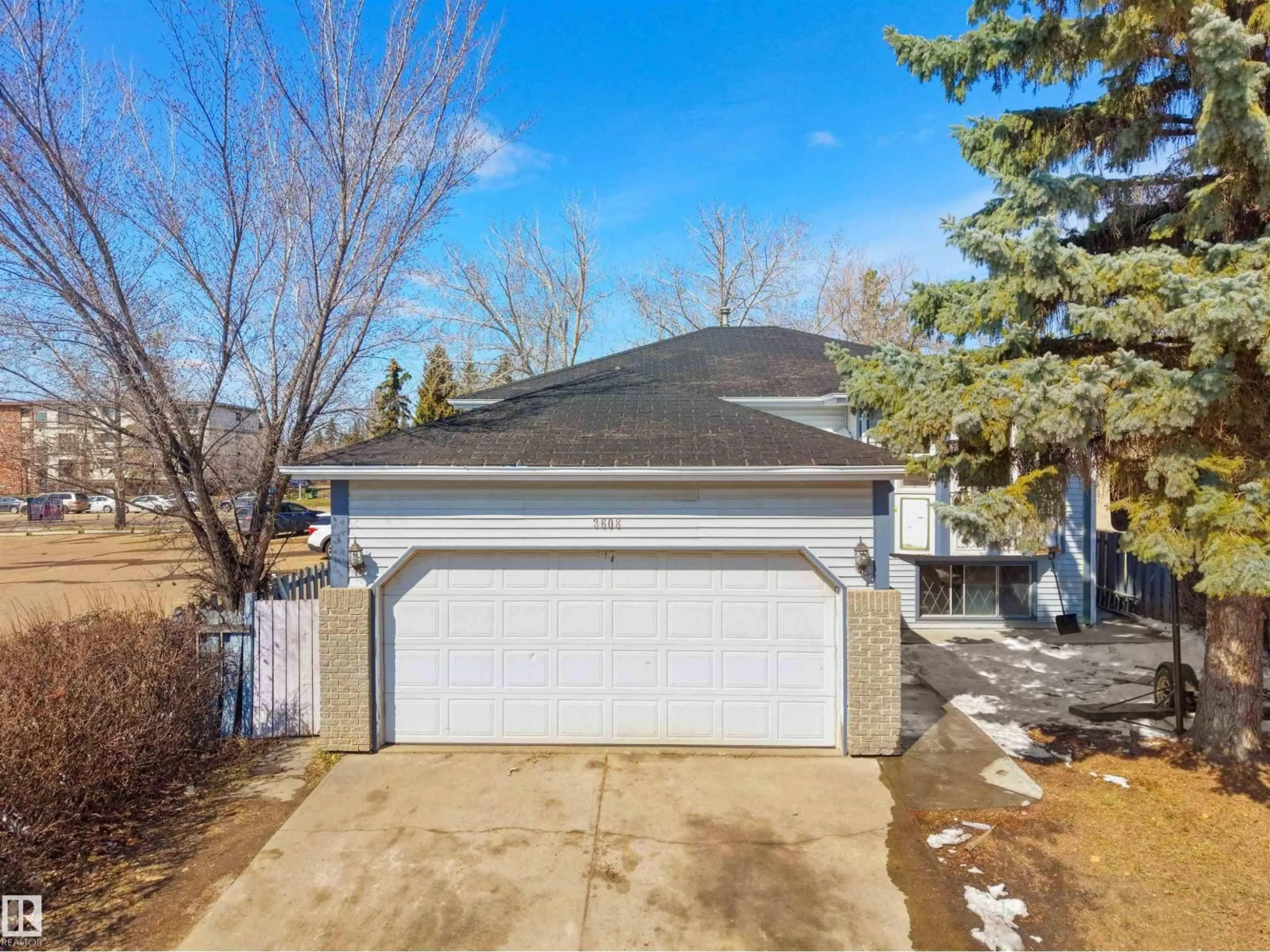 A pic from outside/outdoor area/front of a property/back of a property/a pic from drone, street for NW - 3608 33 AV, Edmonton Alberta T6L5G6