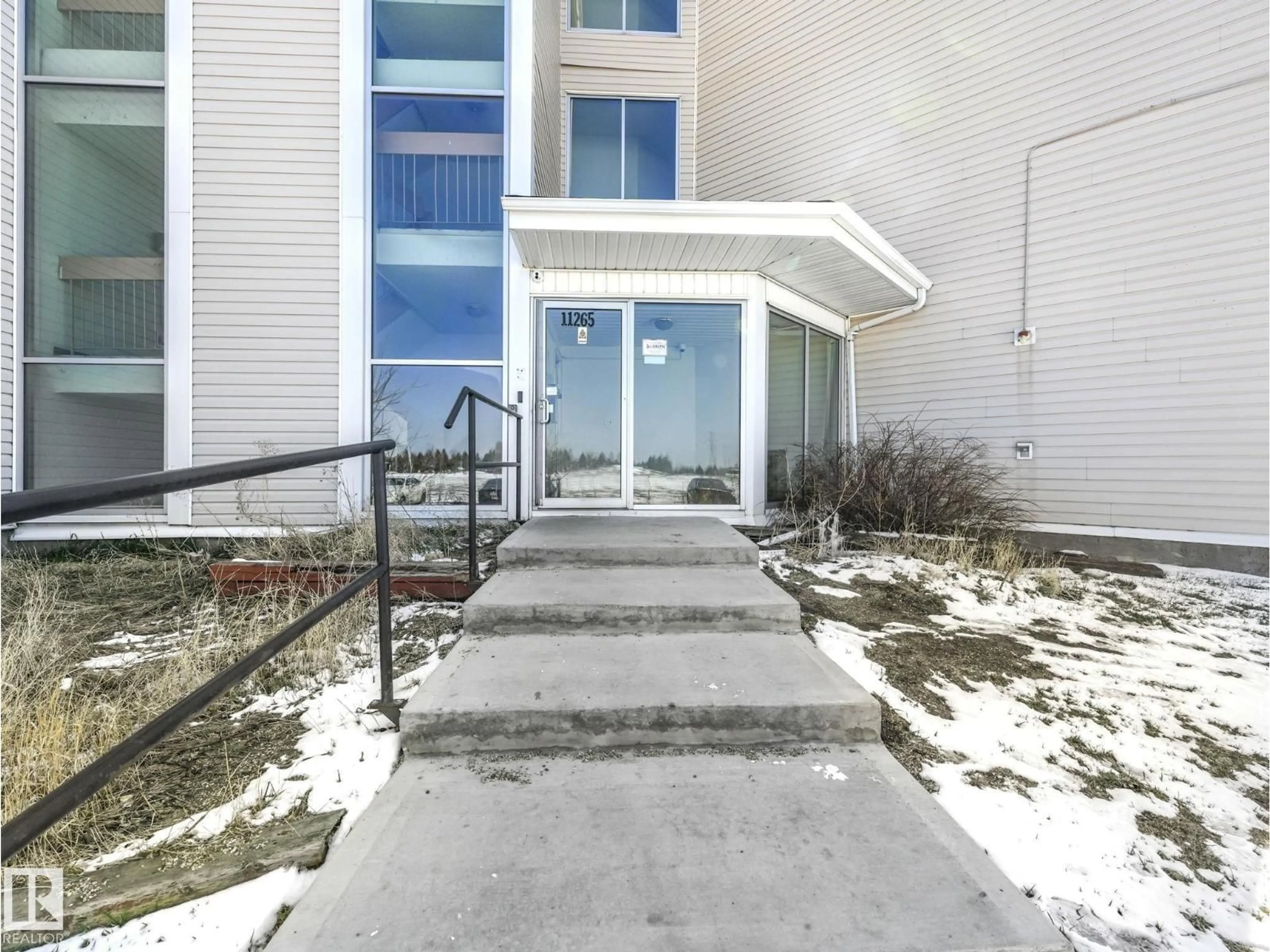 Indoor foyer for 60 11265 31 AV NW, Edmonton Alberta T6J3V7