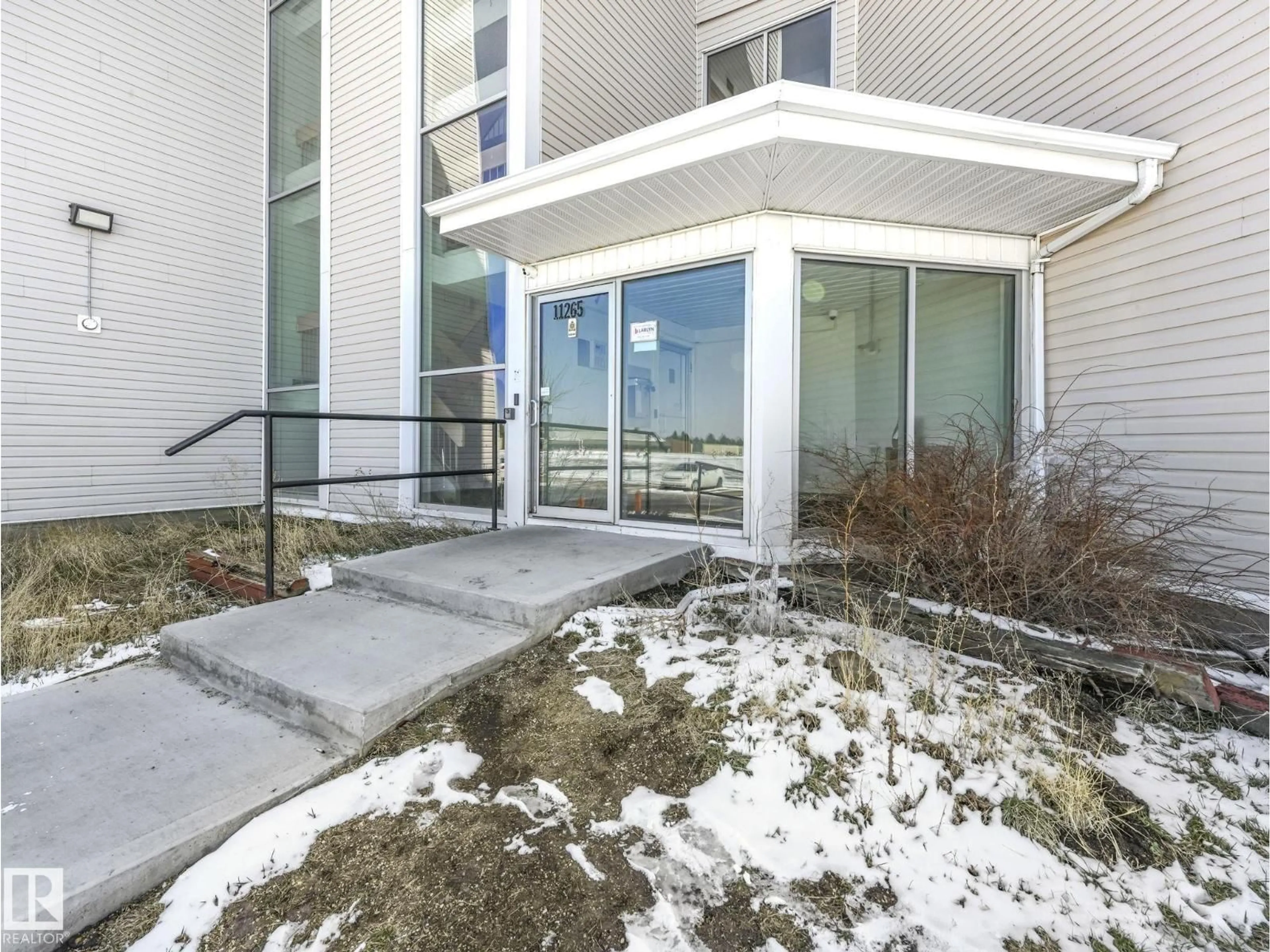 Indoor foyer for 60 11265 31 AV NW, Edmonton Alberta T6J3V7