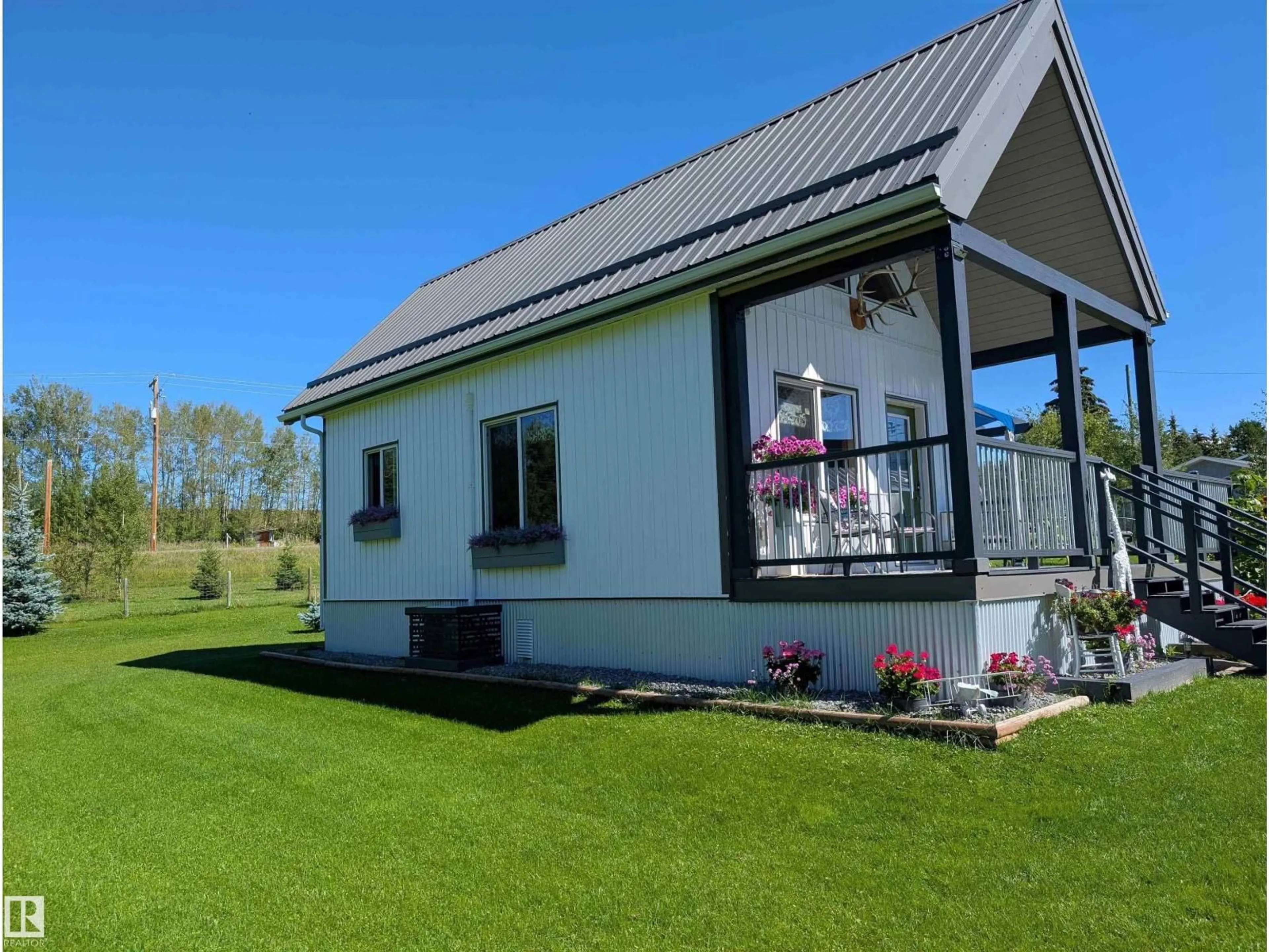 Home with vinyl exterior material, building for 410 5 ST, Winfield Alberta T0C2X0
