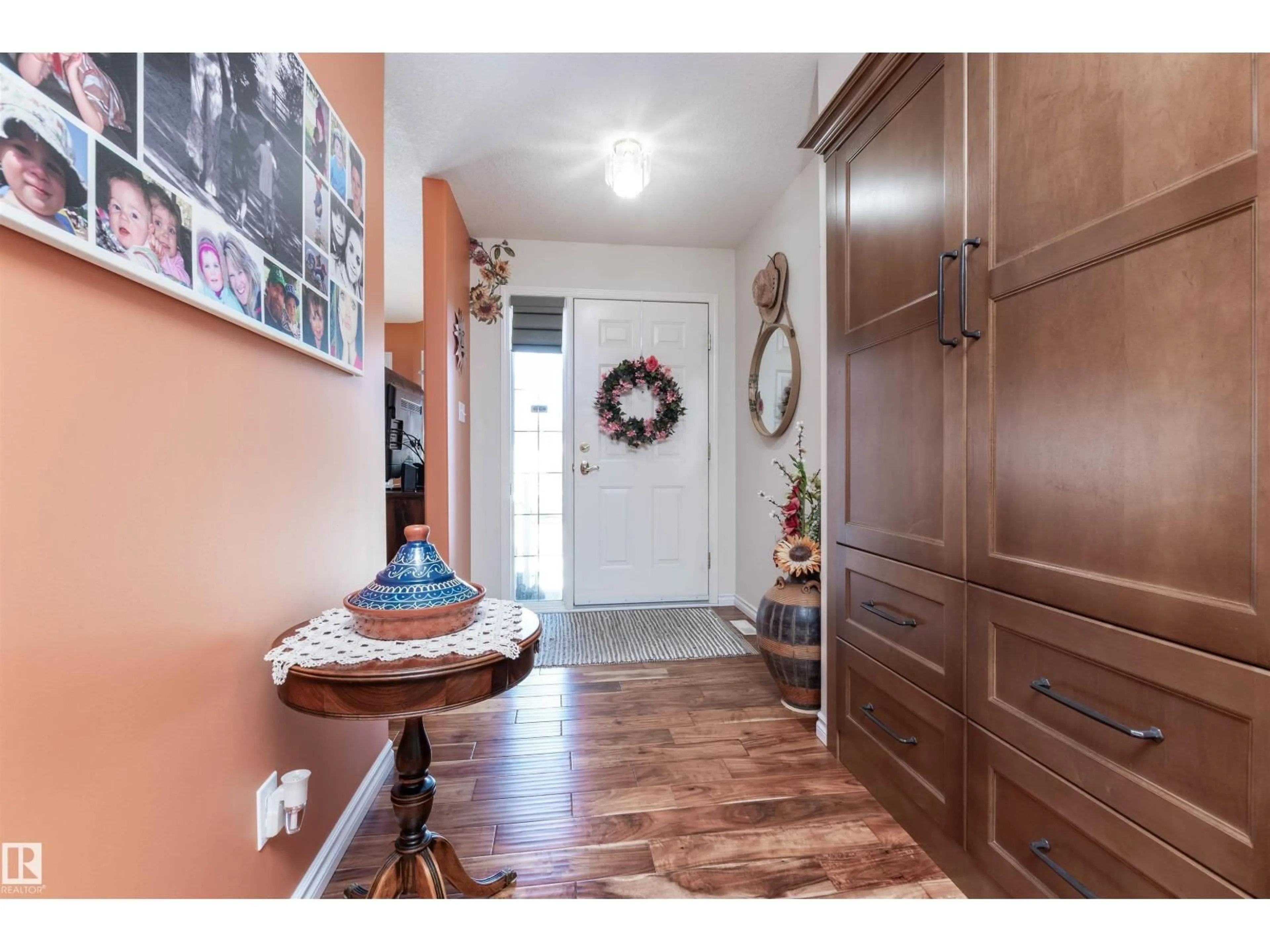 Indoor entryway for 31 ESTATES CO, Sherwood Park Alberta T8B1M9