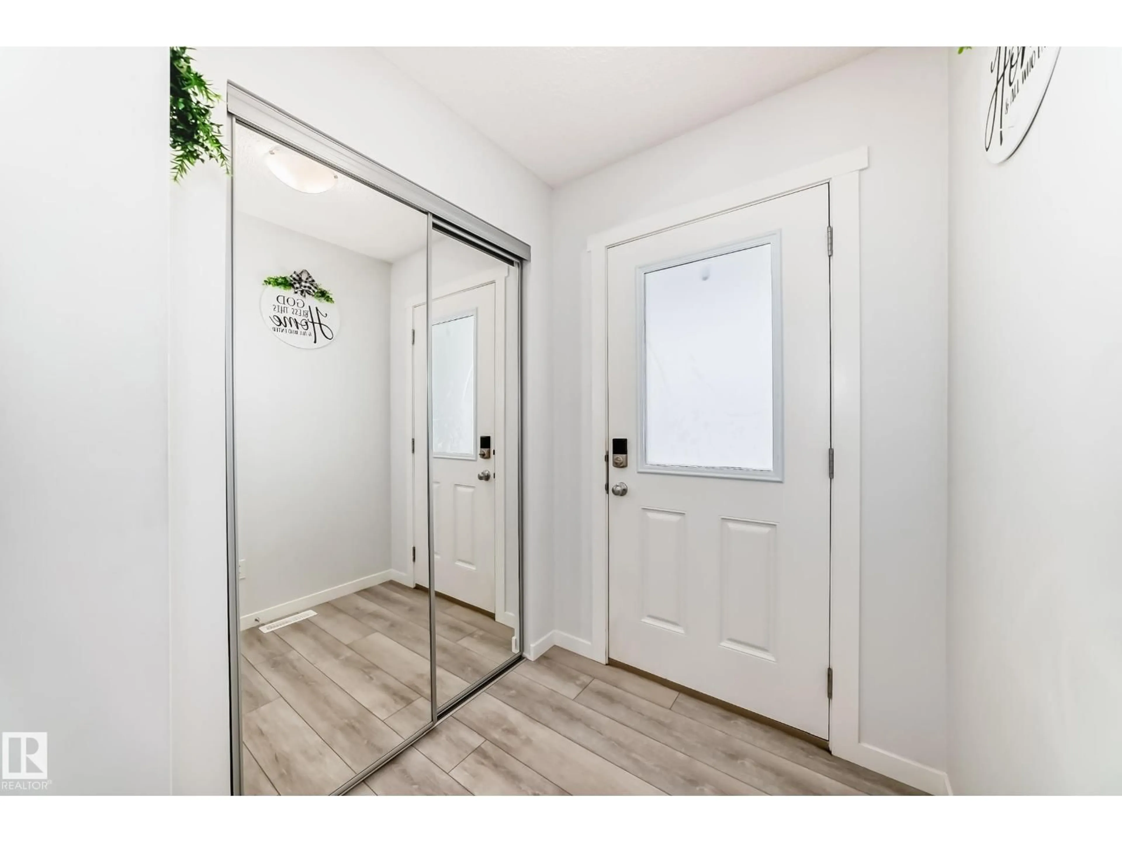 Indoor entryway for 2505 14 AV, Edmonton Alberta T6T2J6