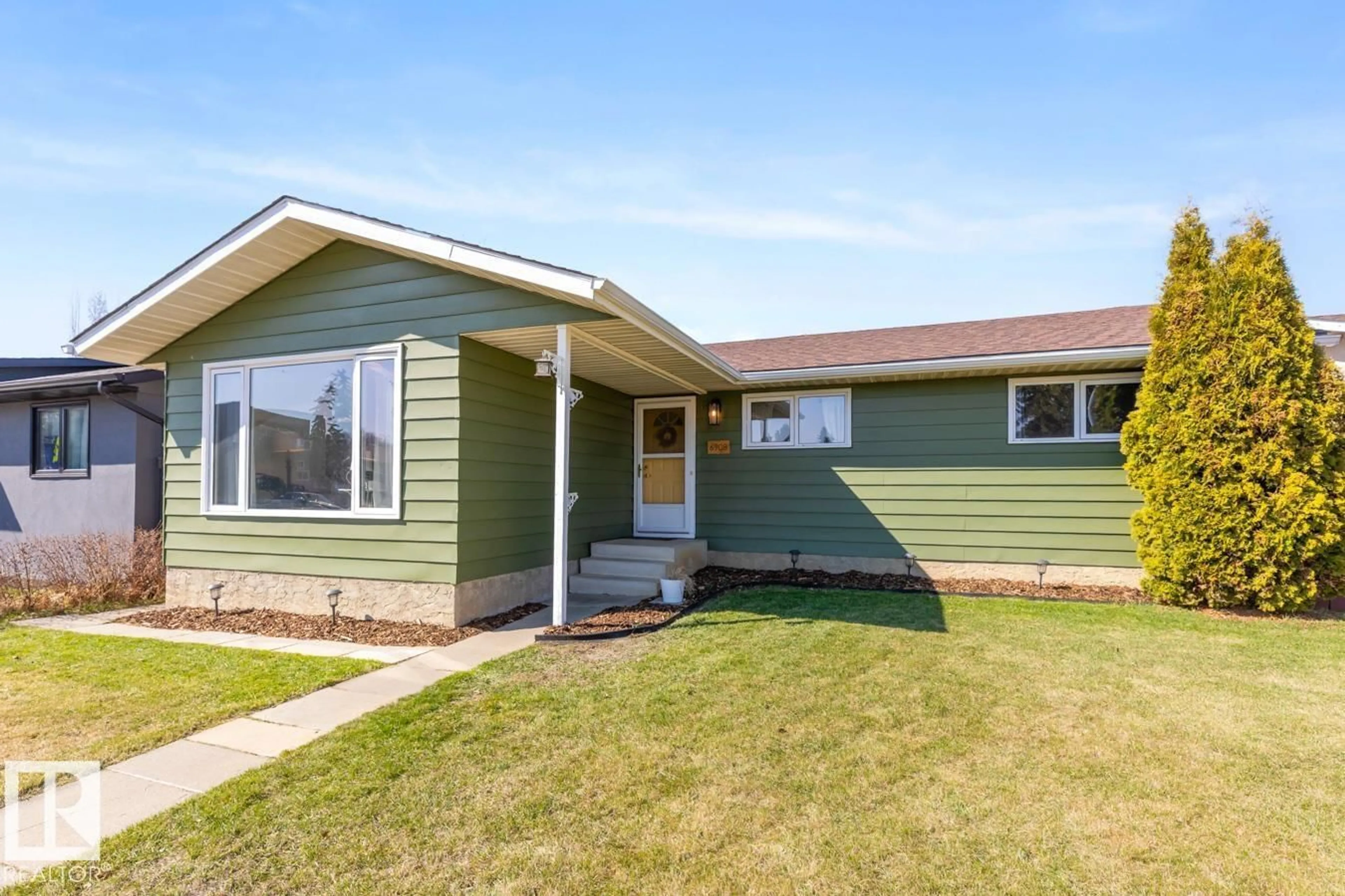 Home with vinyl exterior material, street for 6908 19 AV, Edmonton Alberta T6K2G9
