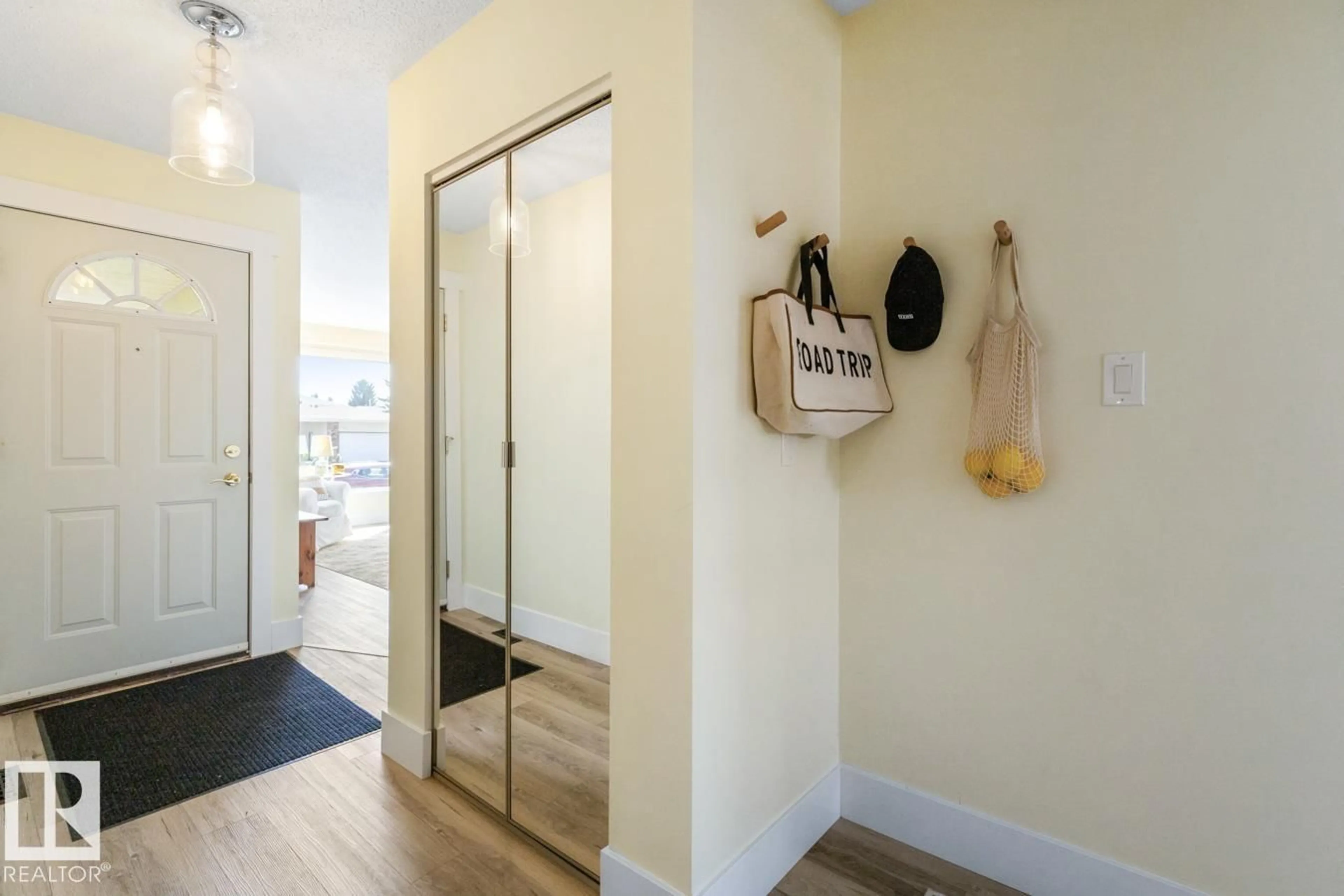 Indoor entryway for 6908 19 AV, Edmonton Alberta T6K2G9