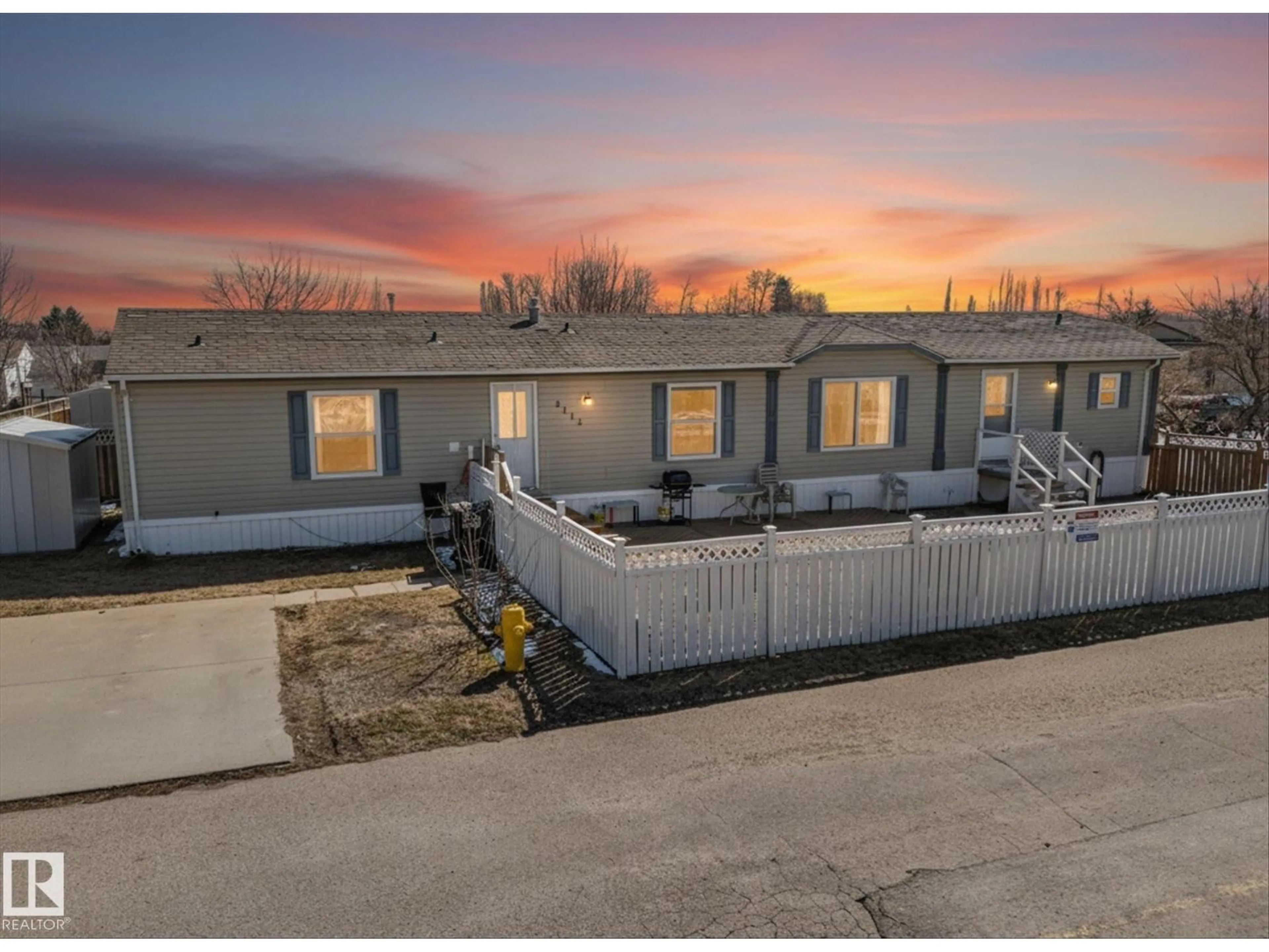 A pic from outside/outdoor area/front of a property/back of a property/a pic from drone, building for 3212 LAKEWOOD CL, Edmonton Alberta T5S2R8